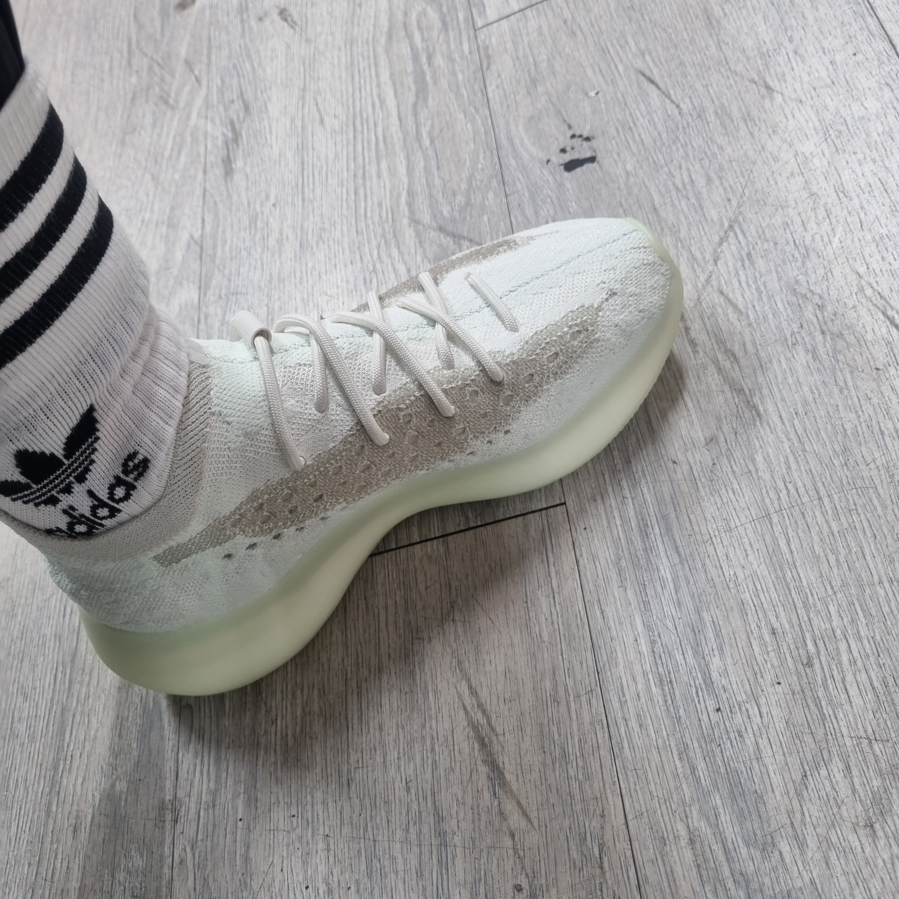 Adidas Yeezy Boost 380 Calcite Glow 착용 스타일 - 3