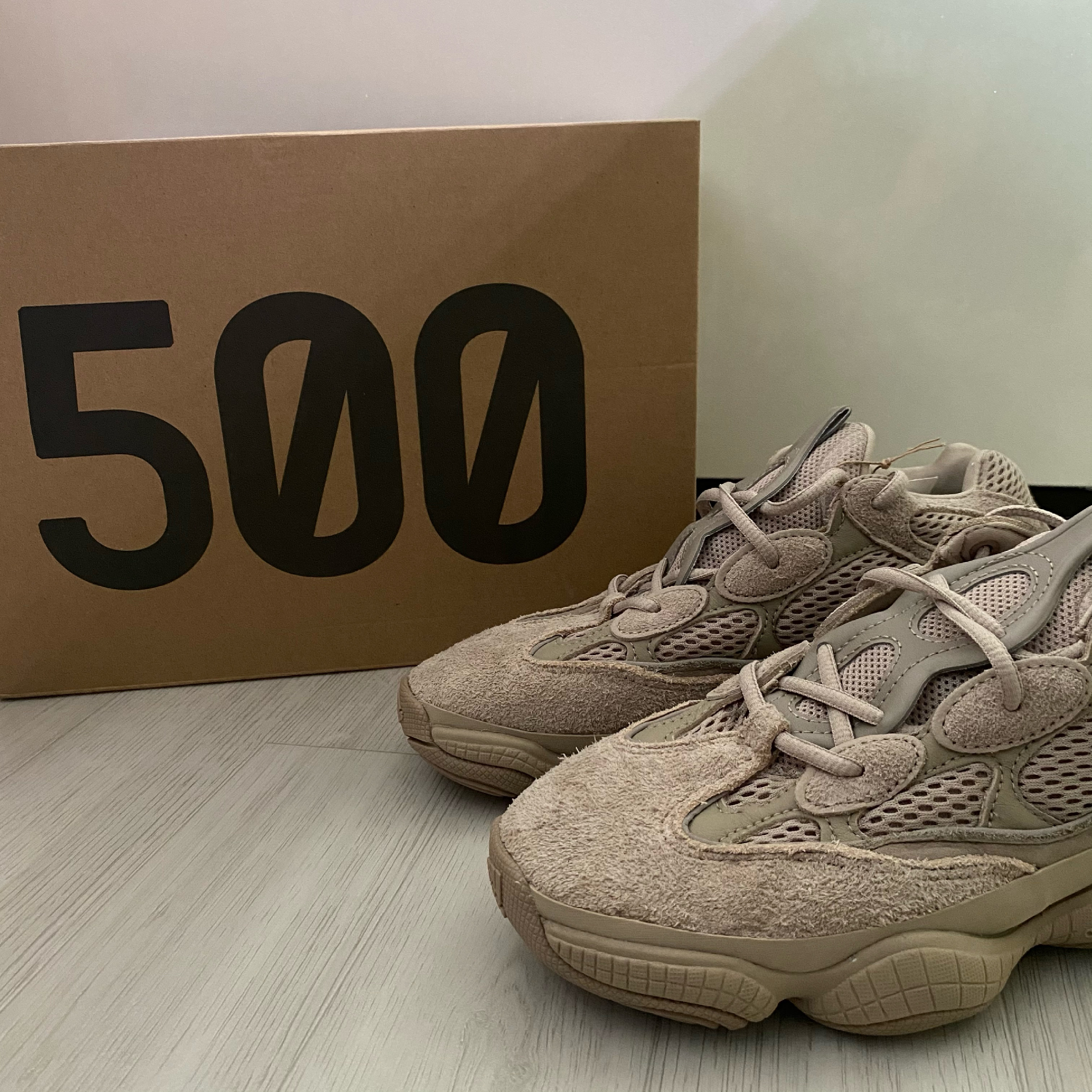 Adidas Yeezy 500 Taupe Light 착용 스타일