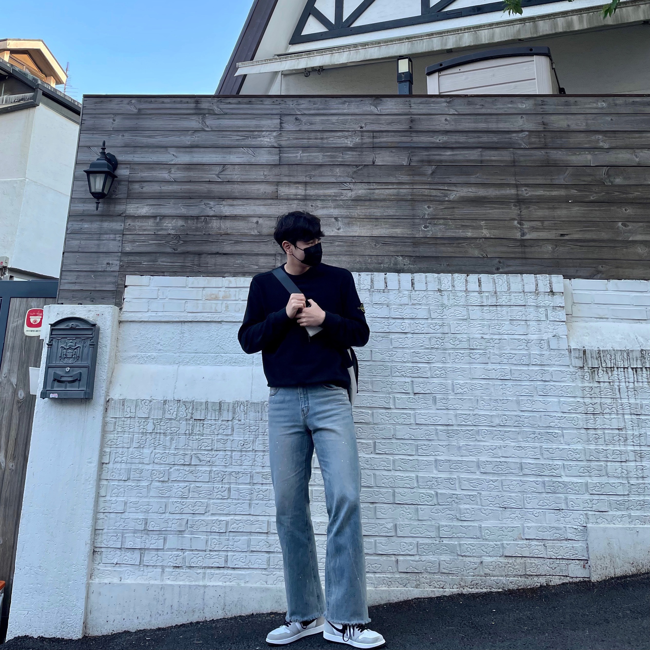 Stone Island 63051 Crewneck Sweatshirt Black - 21SS, Jordan 1 Retro High OG Light Smoke Grey 착용 스타일