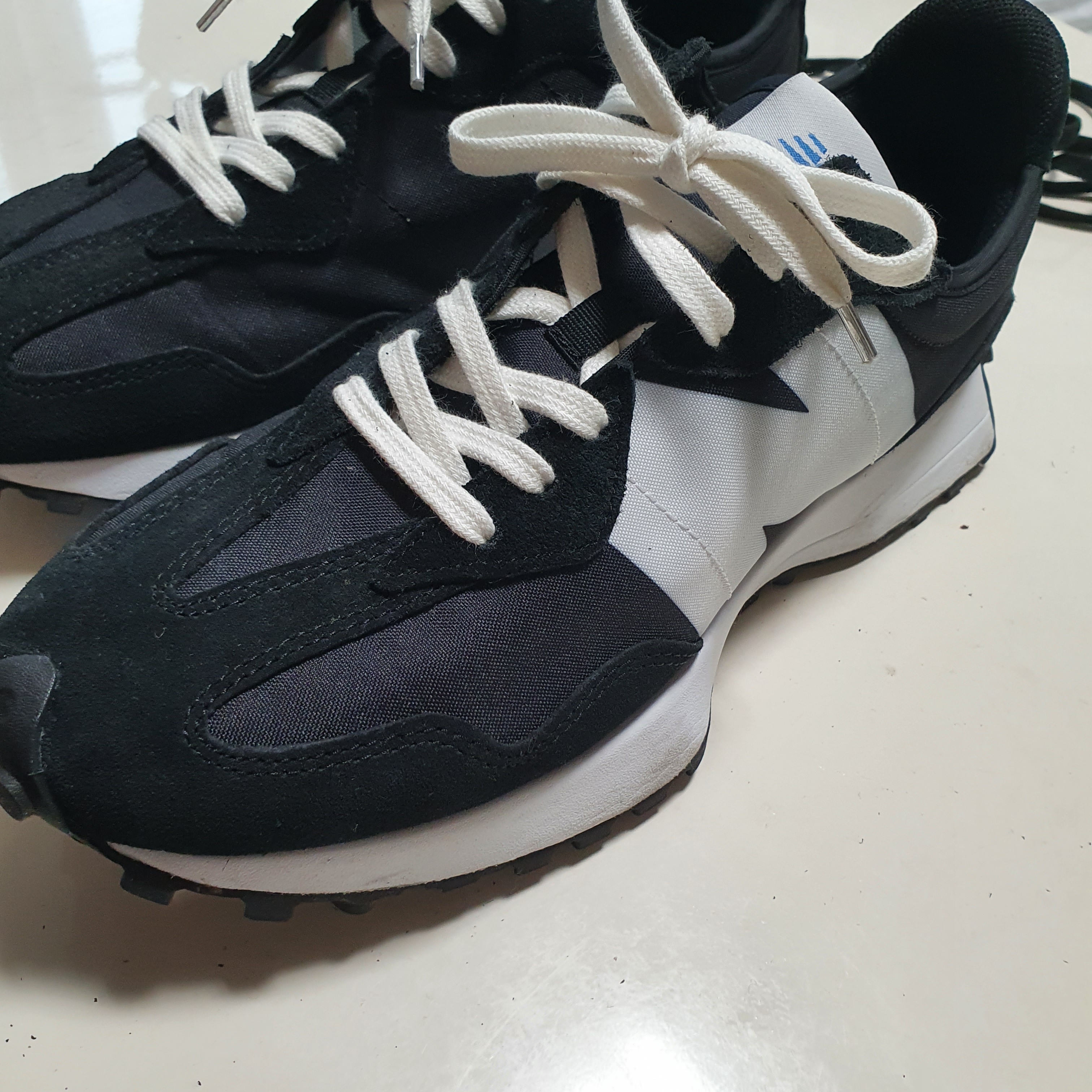 New Balance 327 Black 착용 스타일 - 3