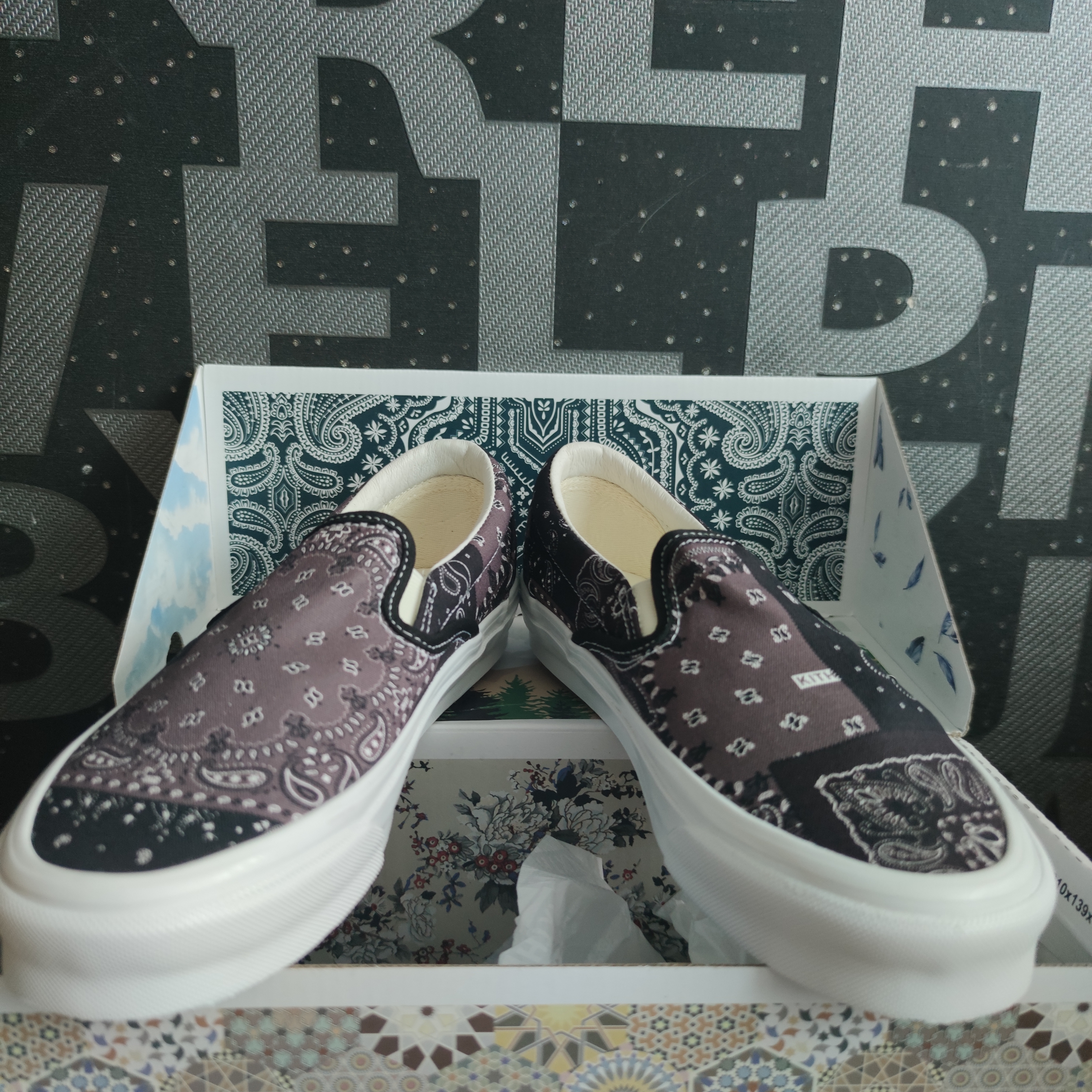 Vans Vault x Kith 10th Anniversary OG Classic Slip-On LX Bandana Moonless Night 착용 스타일 - 1