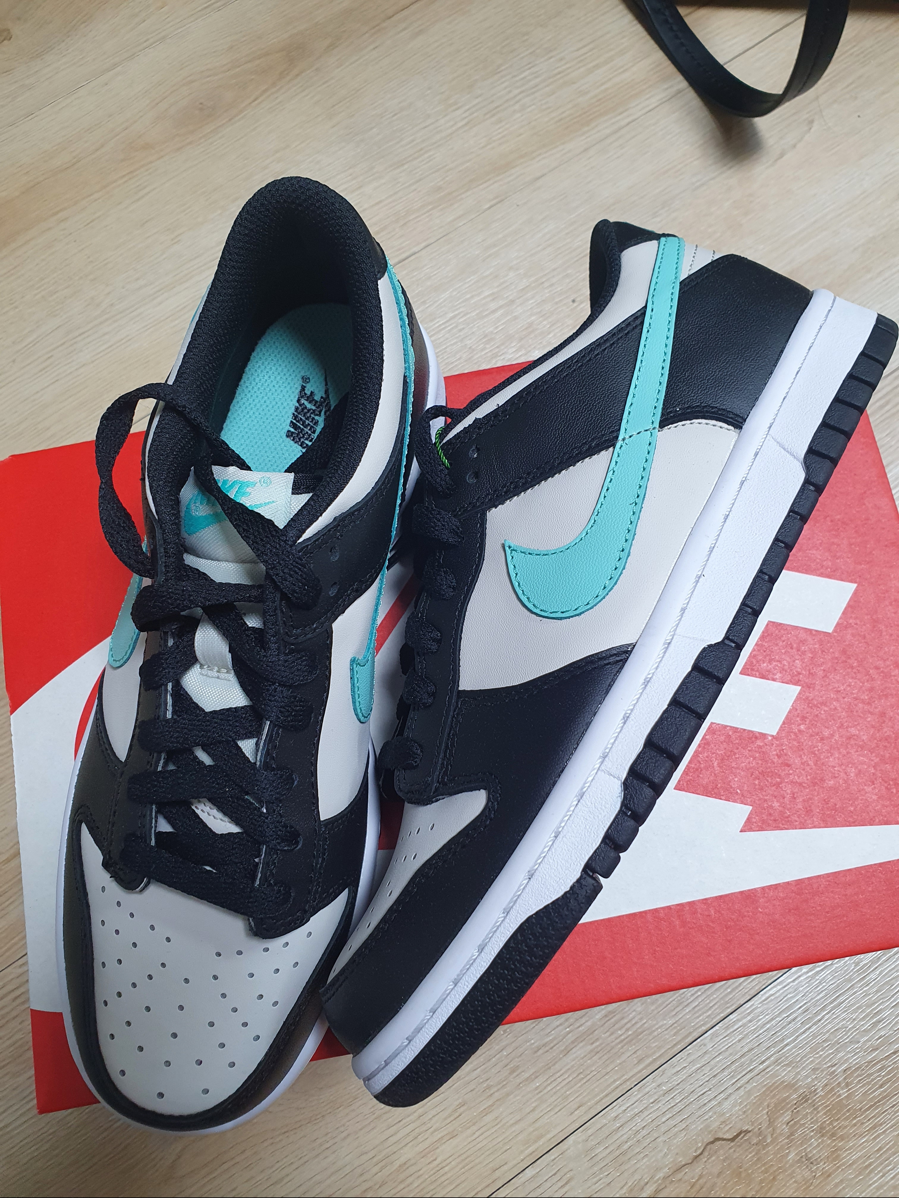 (GS) Nike Dunk Low Light Bone Tropical Twist 착용 스타일 - 1