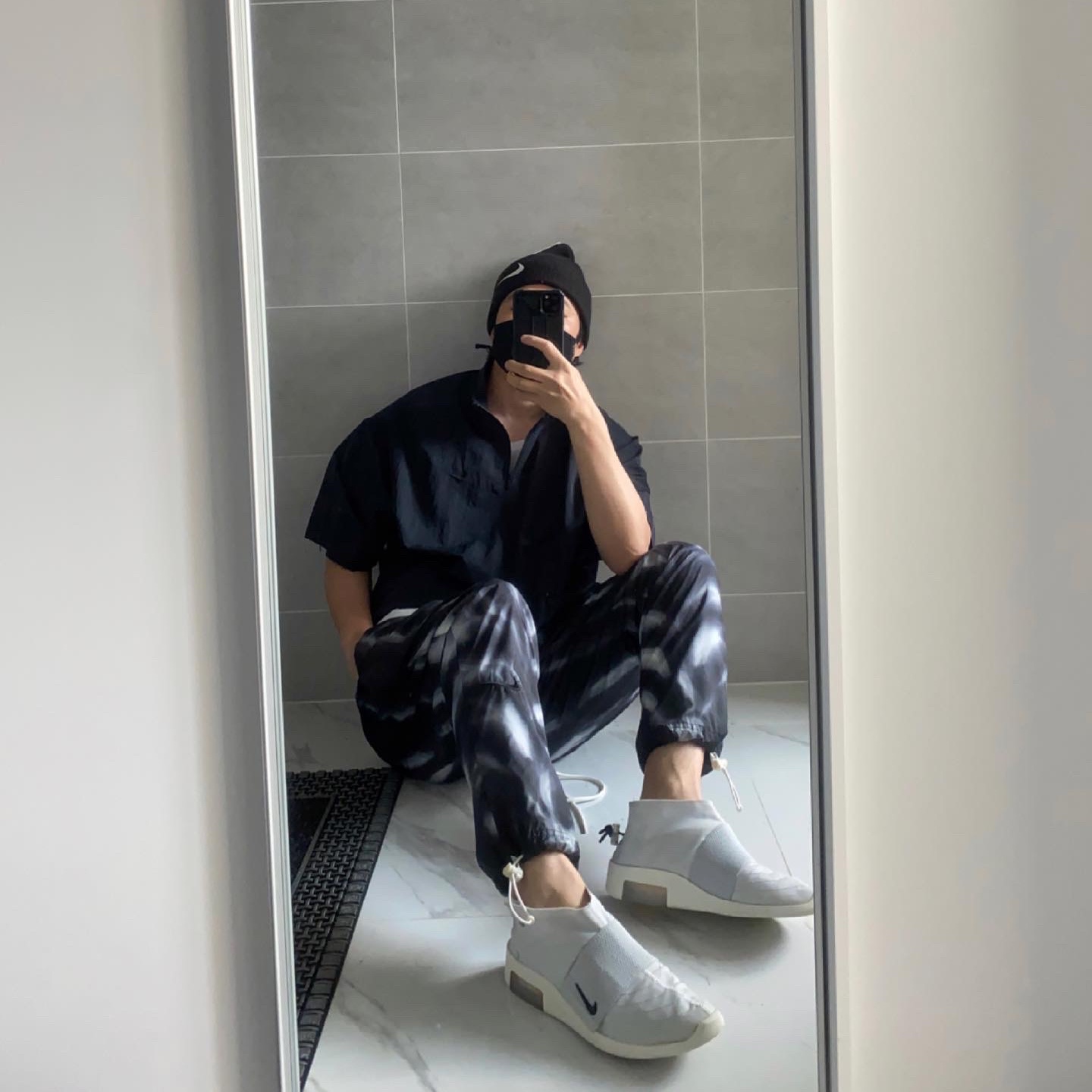 Nike x Fear of God Air Fear of God Moccasin Pure Platinum, Nike x Fear of God Half Zip Short Sleeve Jacket Black 착용 스타일