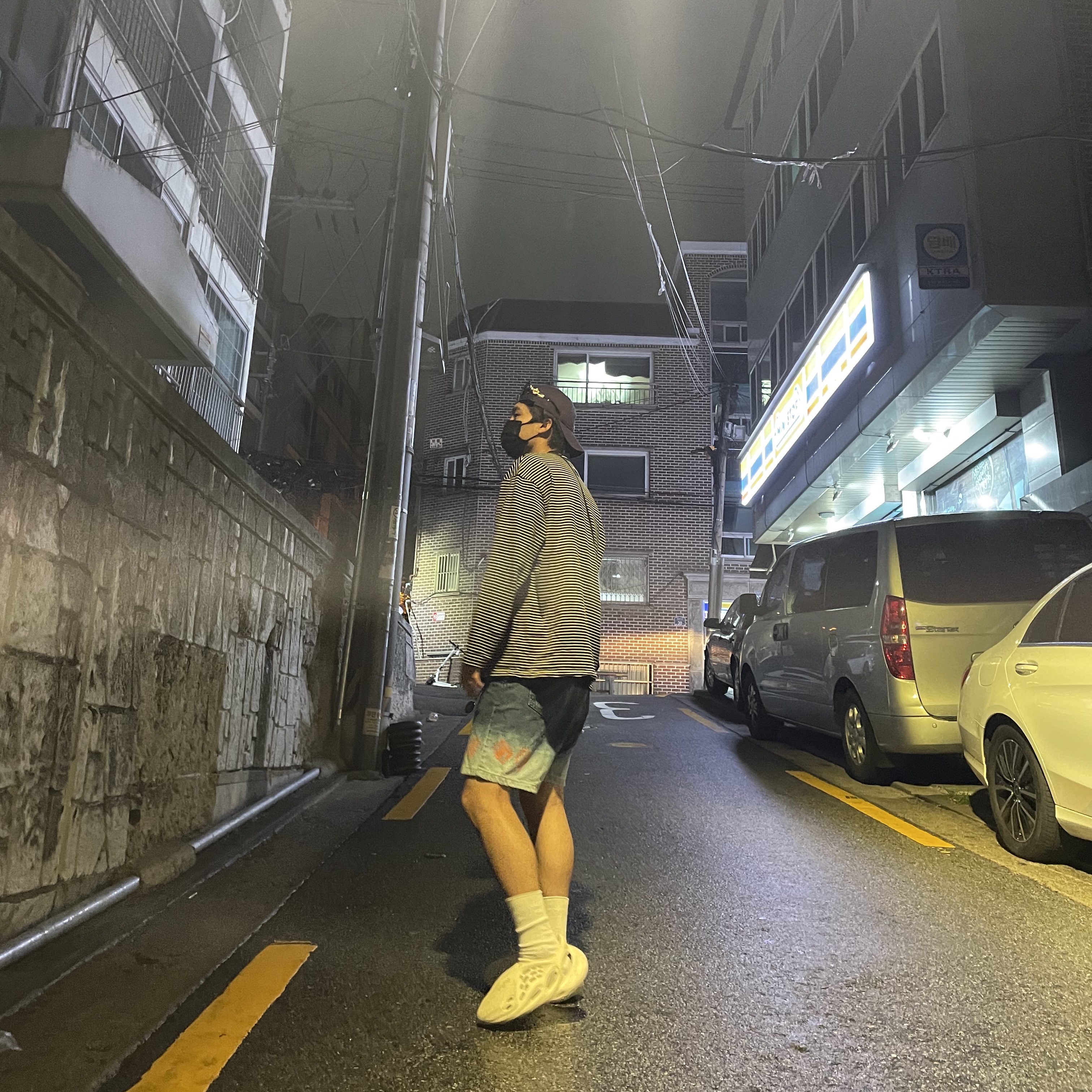 Adidas Yeezy Foam RNNR Sand 착용 스타일 - 2