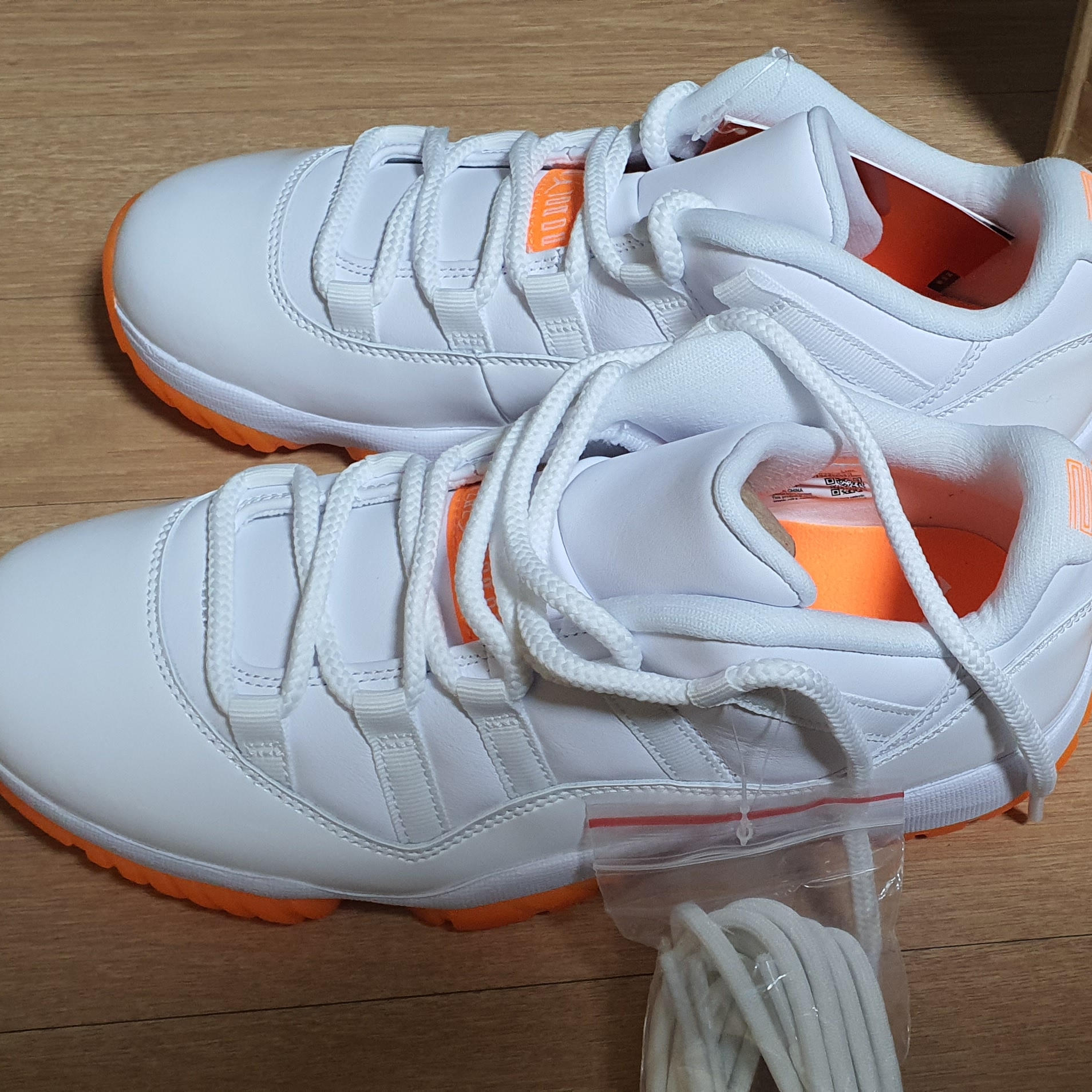 (W) Jordan 11 Retro Low Bright Citrus 착용 스타일 - 2