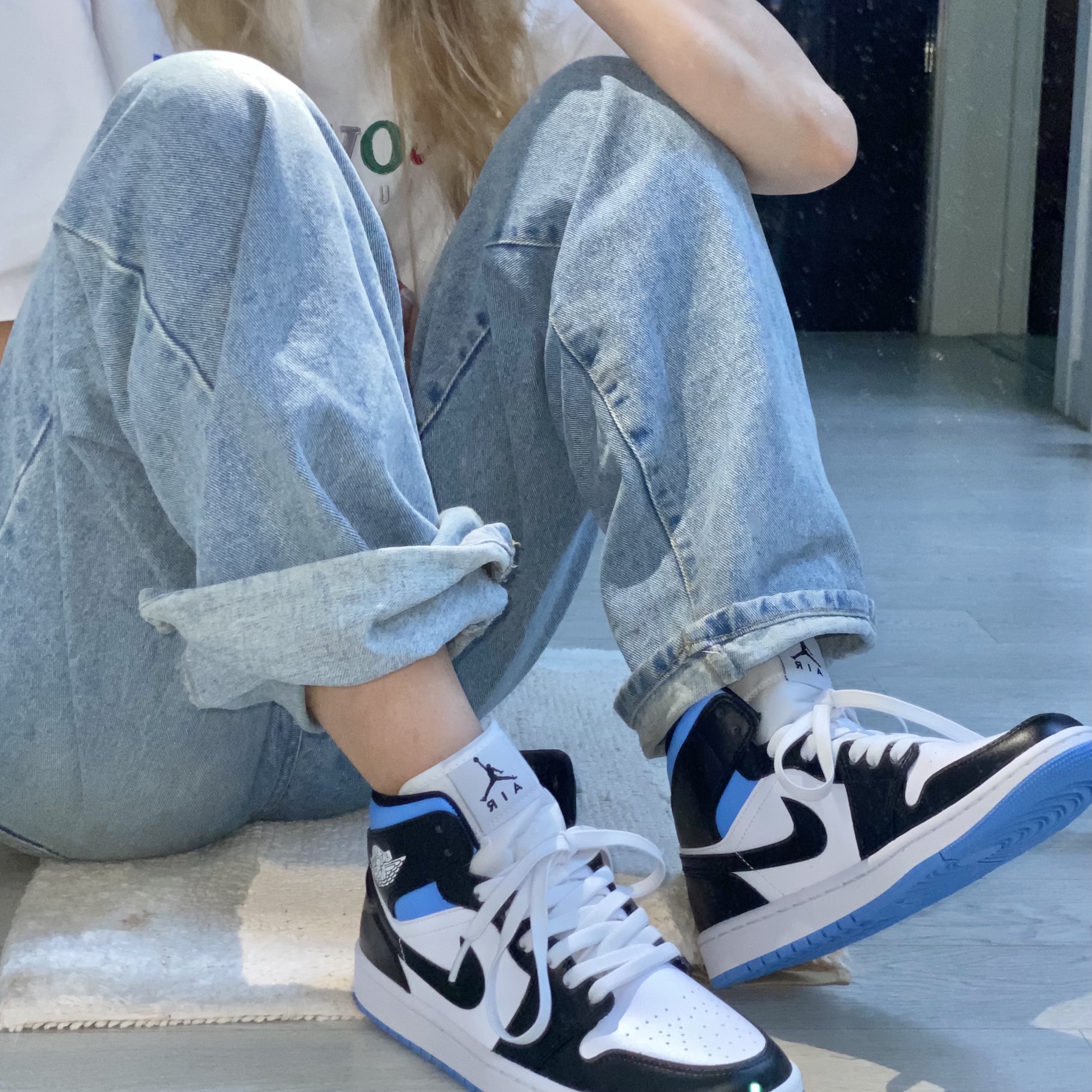(W) Jordan 1 Mid White Black University Blue 착용 스타일 - 2