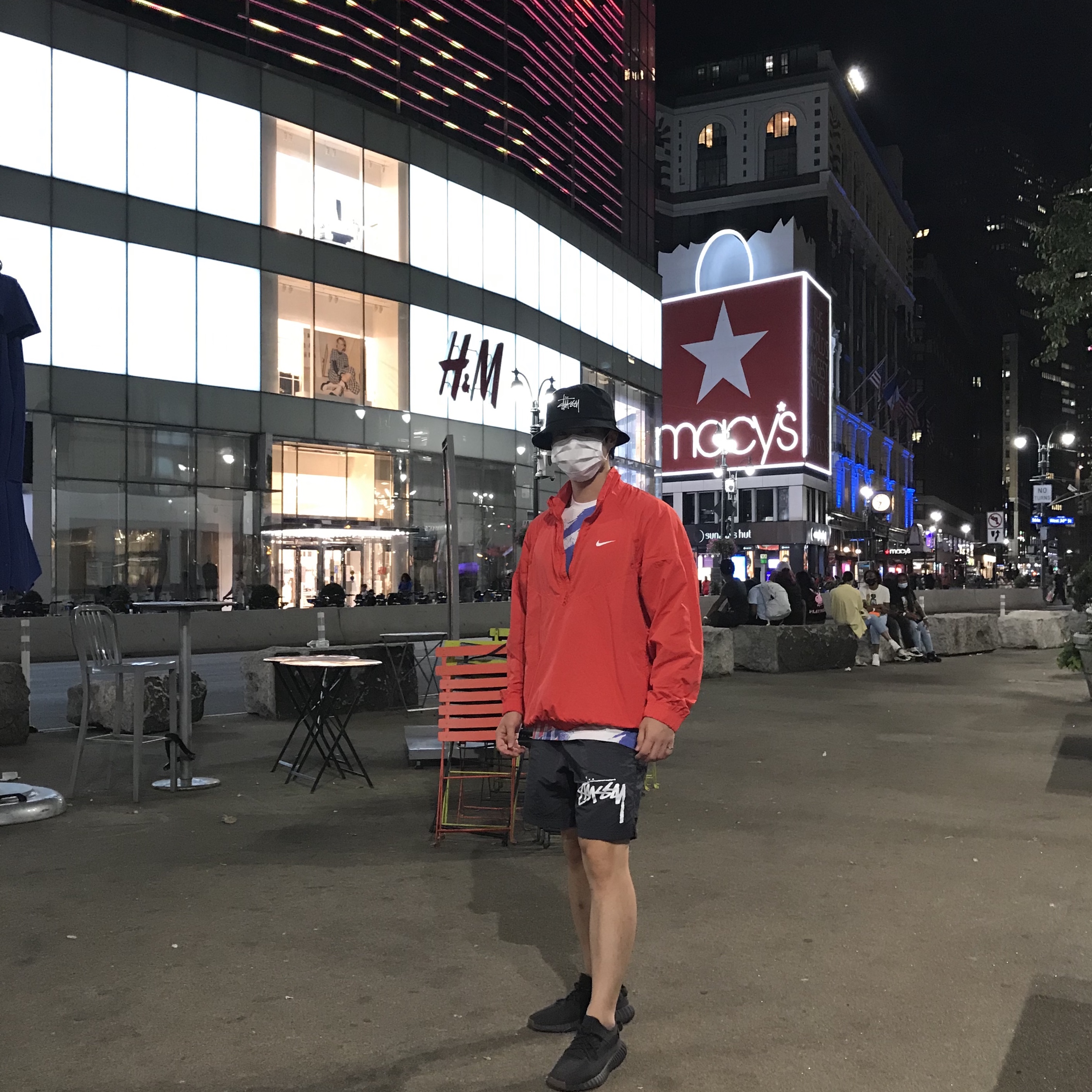 Nike x Stussy Water Shorts Off Noir, Nike x Stussy Windrunner Jacket Habanero Red 착용 스타일