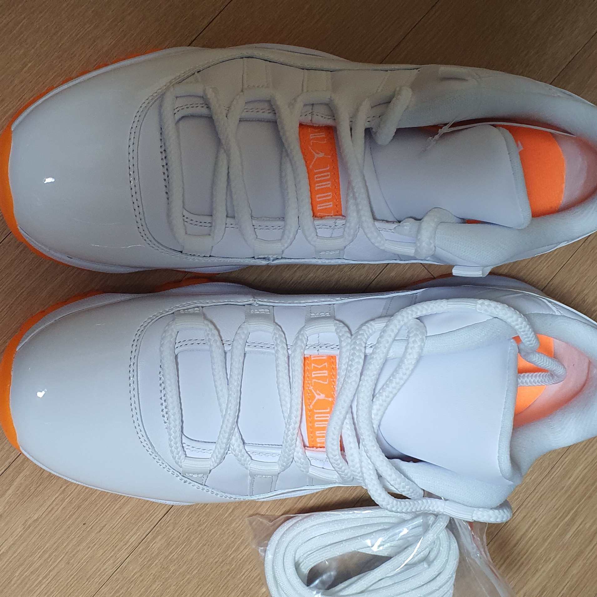 (W) Jordan 11 Retro Low Bright Citrus 착용 스타일 - 1