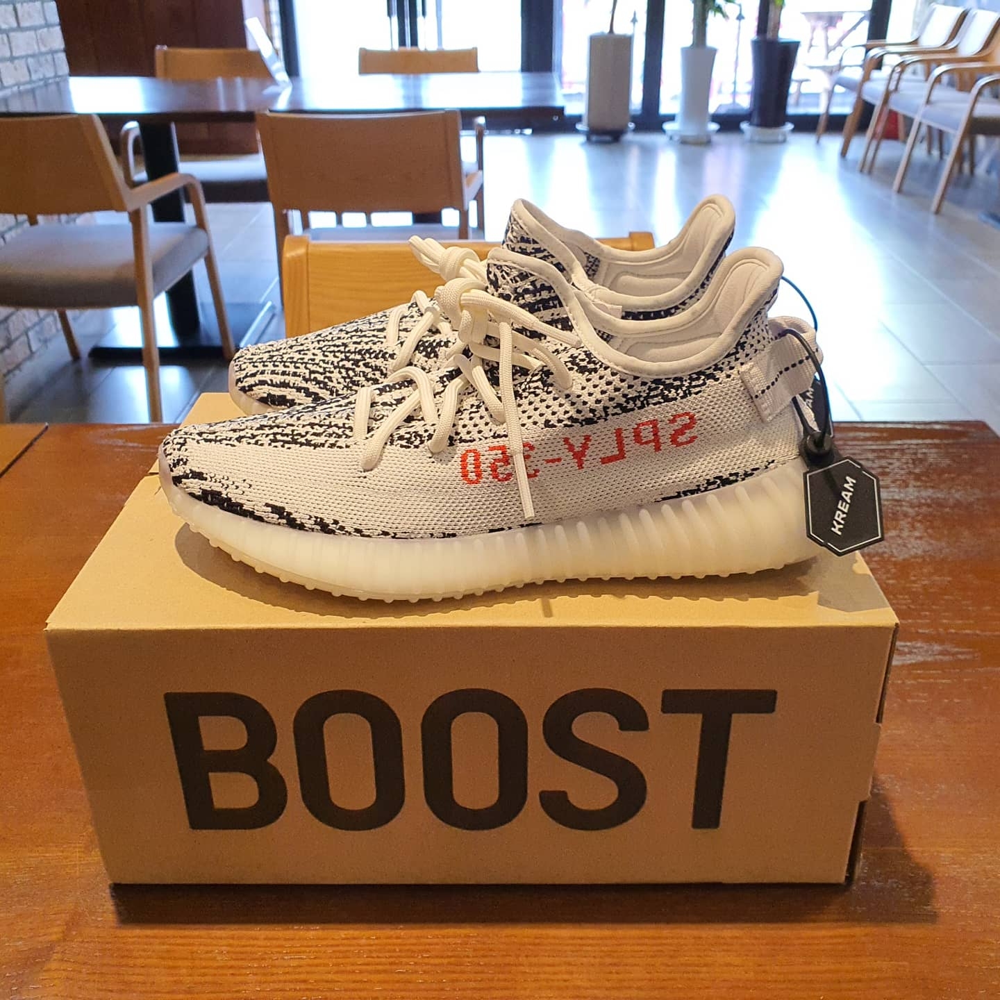 Adidas Yeezy Boost 350 V2 Black Red 2020, Adidas Yeezy Boost 350 V2 Zebra 2017/2019/2020 착용 스타일 - 2