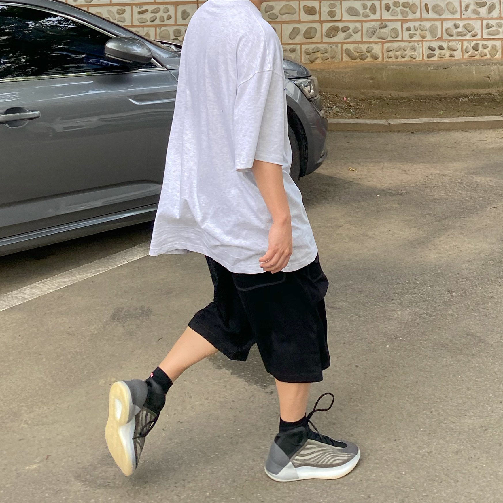 Adidas Yeezy QNTM Barium 착용 스타일 - 1