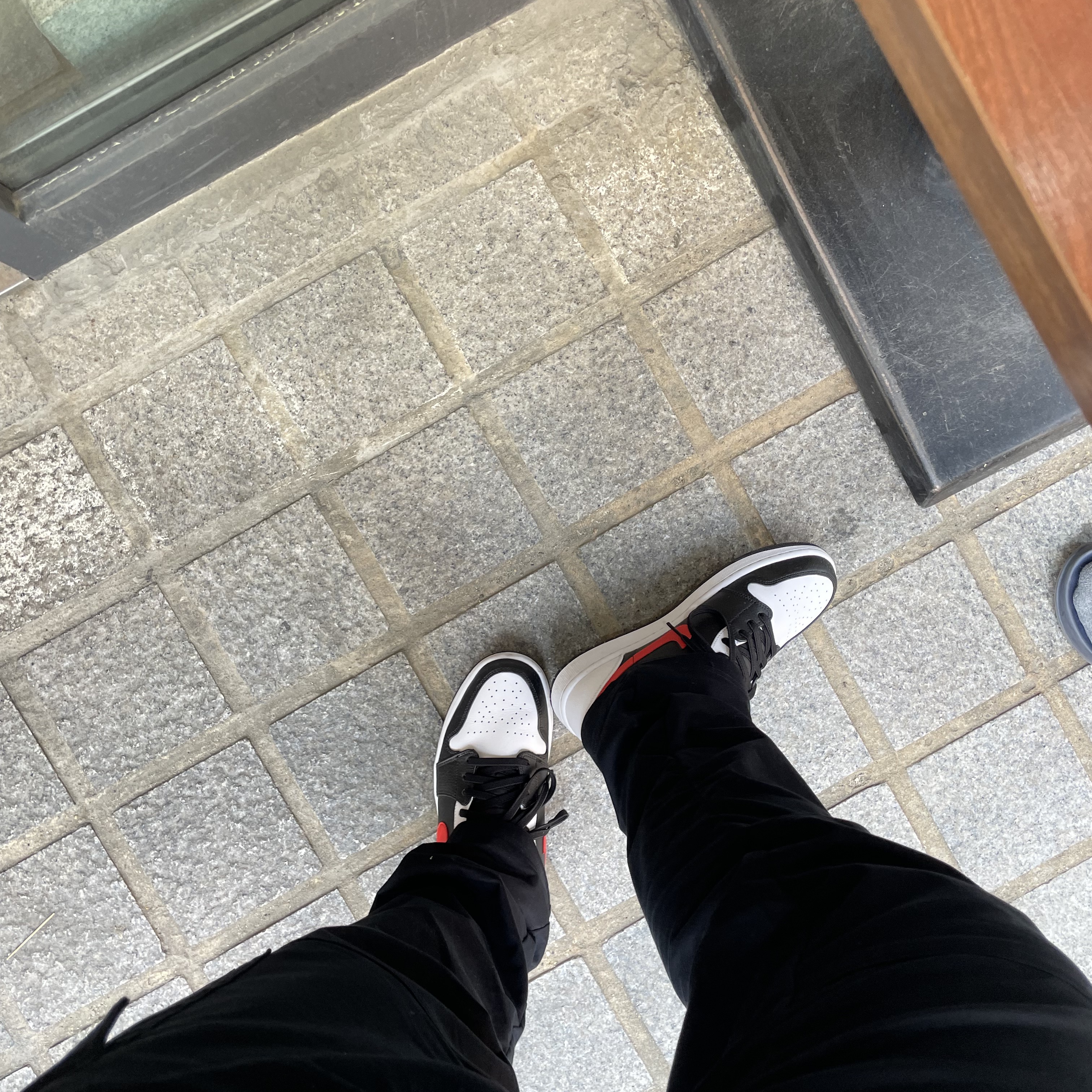 Jordan 1 Mid Black Chile Red 착용 스타일