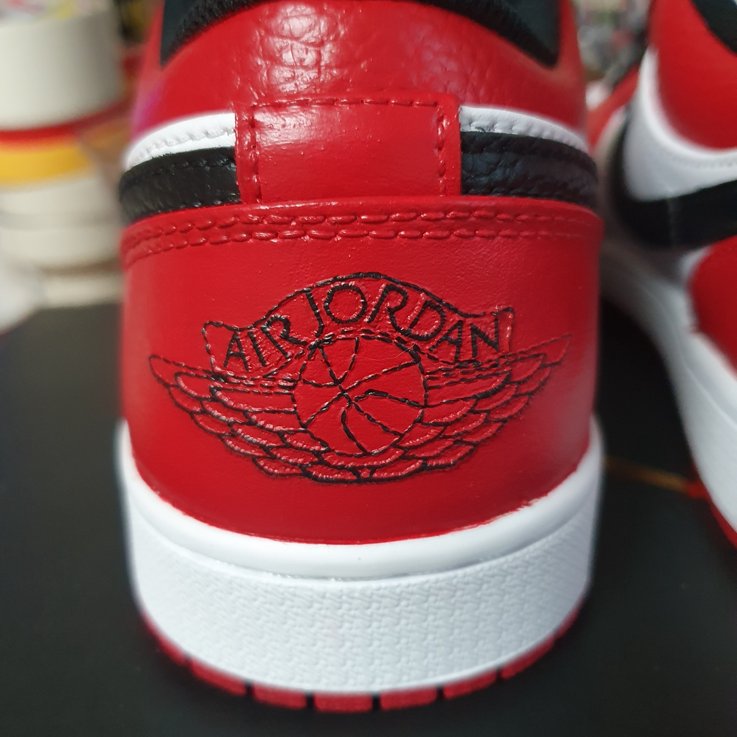 Jordan 1 Low White Red Black 착용 스타일 - 3