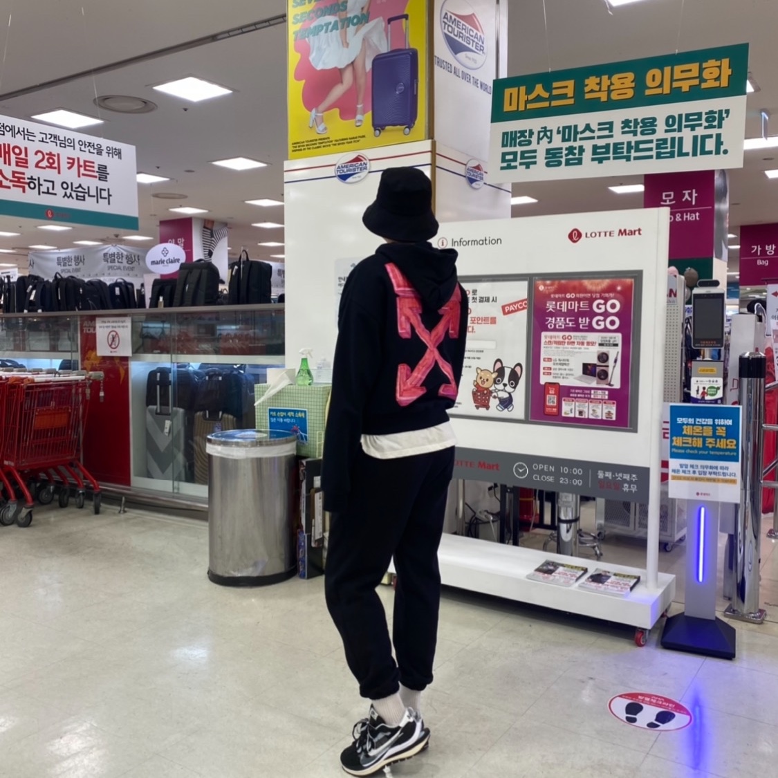 Nike x Sacai VaporWaffle Black White 착용 스타일