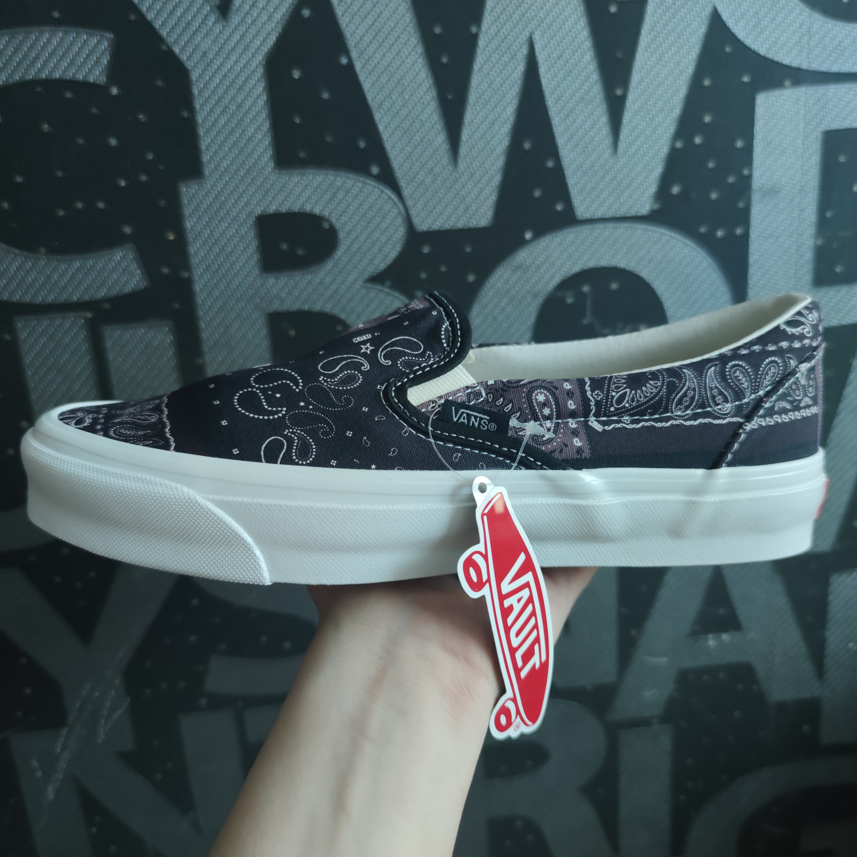 Vans Vault x Kith 10th Anniversary OG Classic Slip-On LX Bandana Moonless Night 착용 스타일 - 4