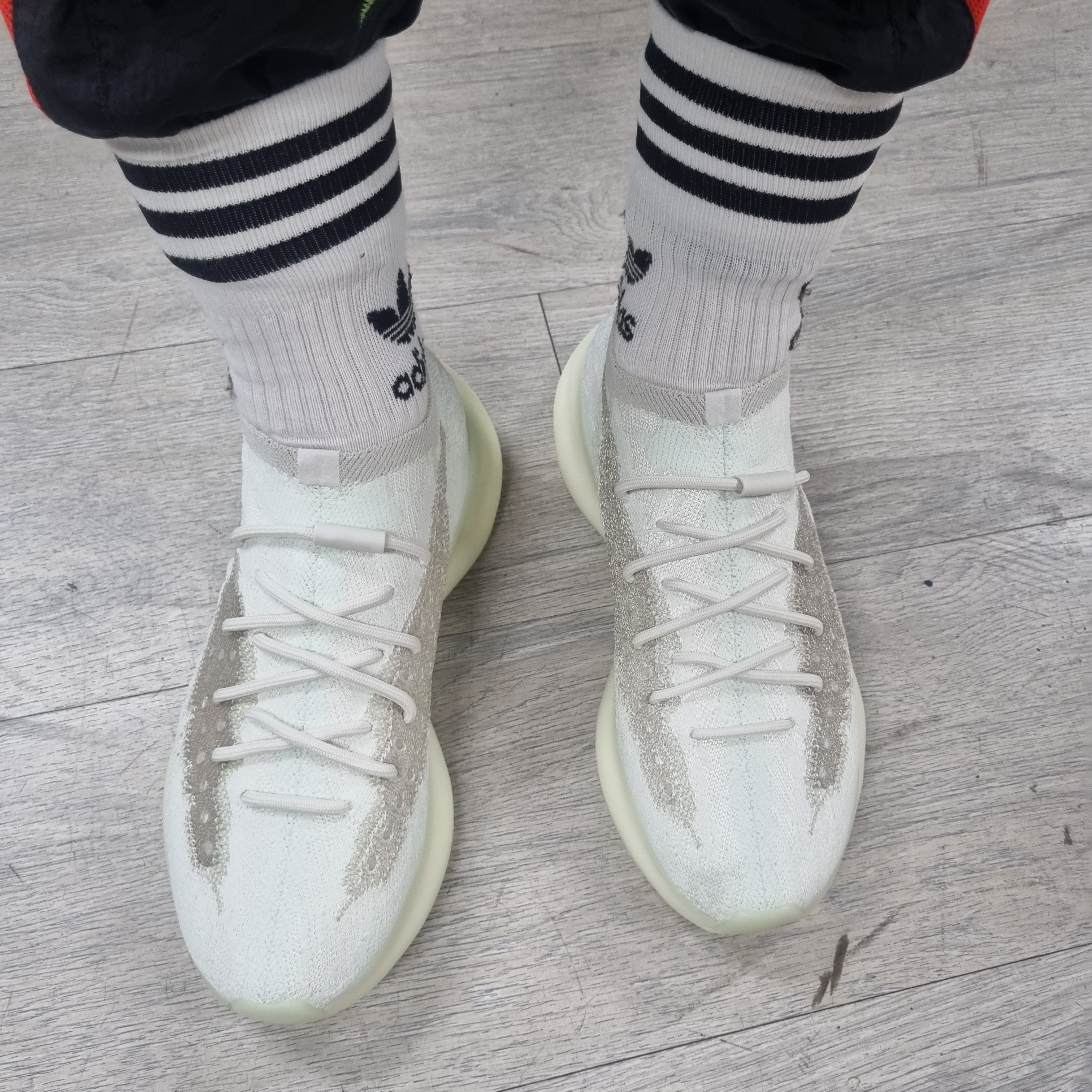 Adidas Yeezy Boost 380 Calcite Glow 착용 스타일 - 2