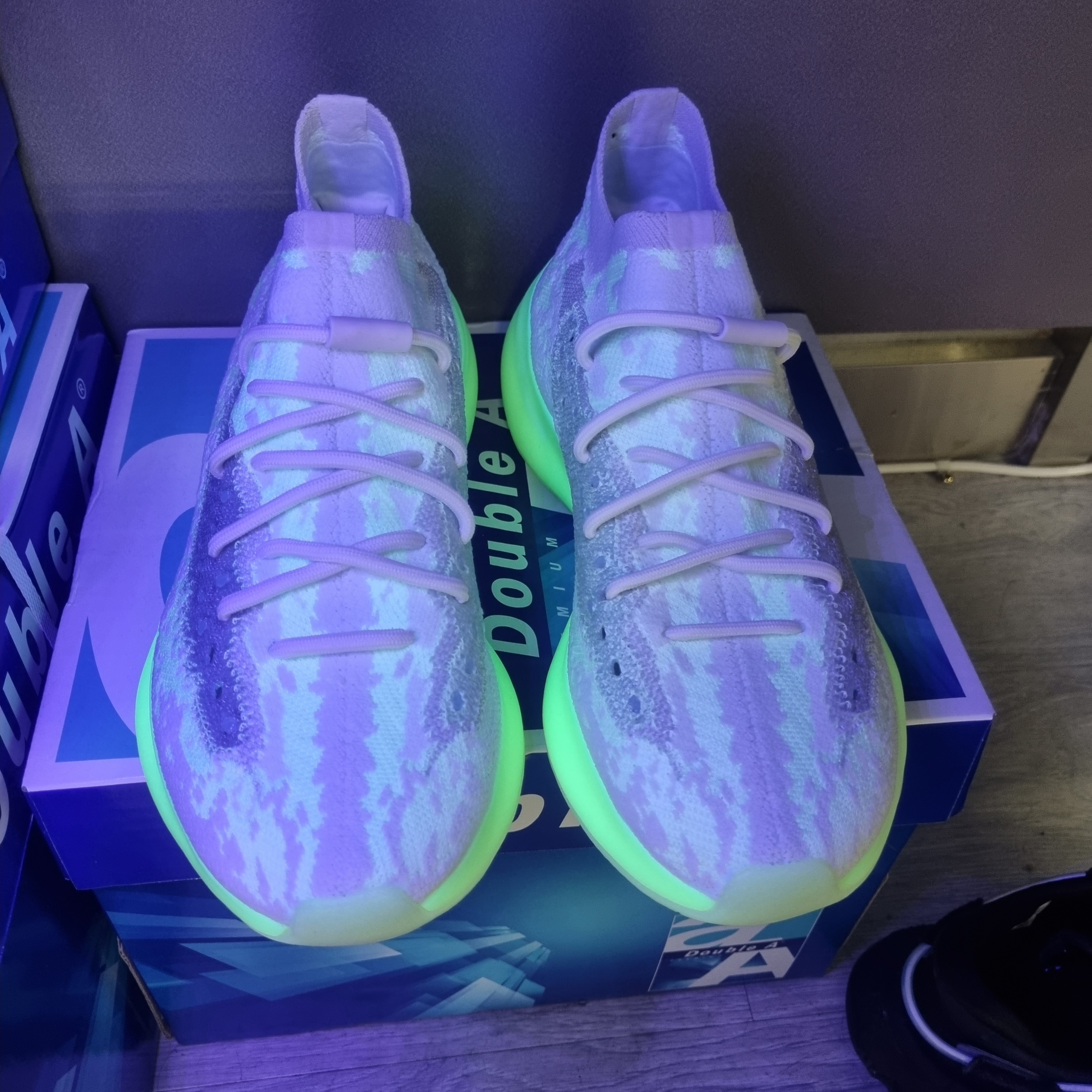 Adidas Yeezy Boost 380 Calcite Glow 착용 스타일 - 1
