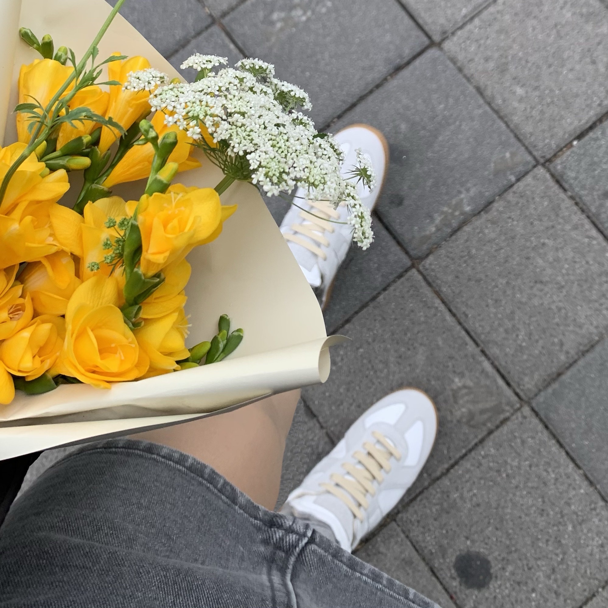 (W) Maison Margiela Replica Cut-Out Sneakers Light Grey 착용 스타일 - 1