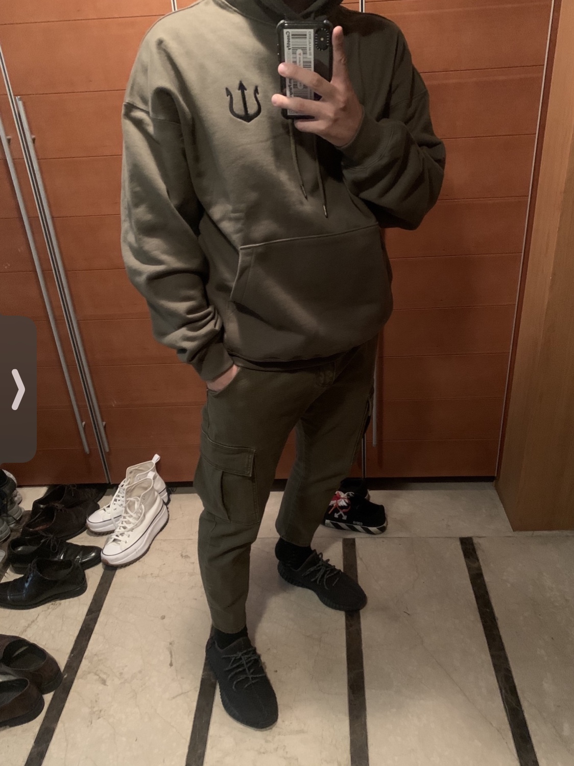 Adidas Yeezy Boost 350 V2 Black - Non-Reflective, (W) Off-White Arrow Low Vulcanized Sneakers Black 착용 스타일 - 1