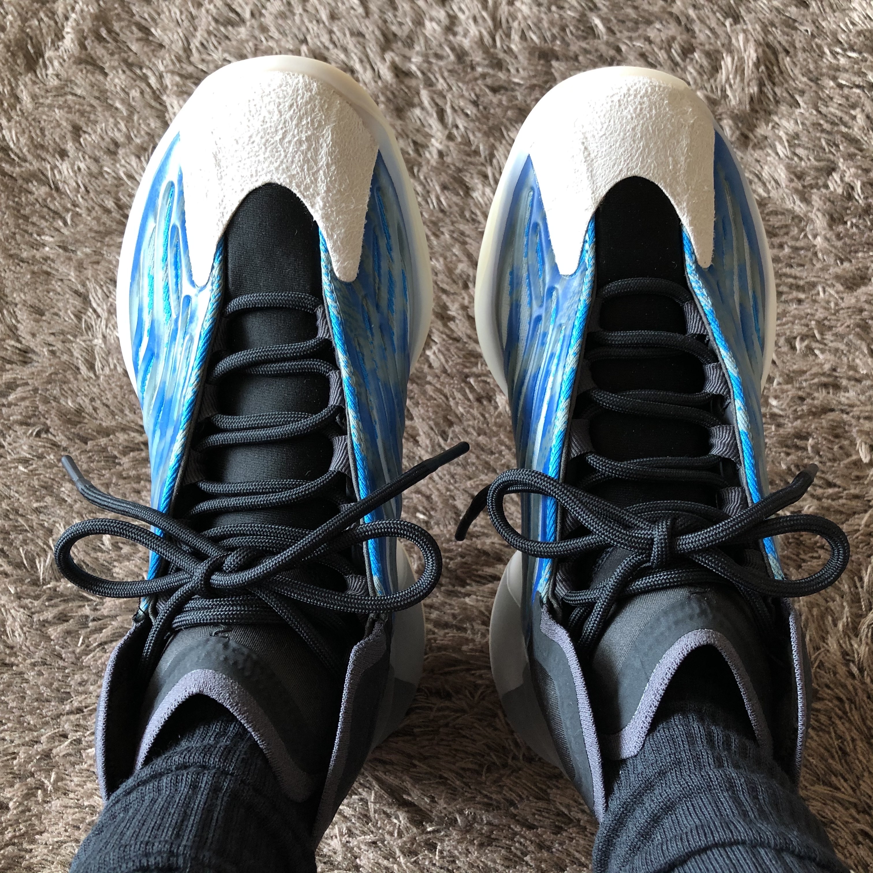 Adidas Yeezy QNTM BSKTBL Frozen Blue 착용 스타일 - 3