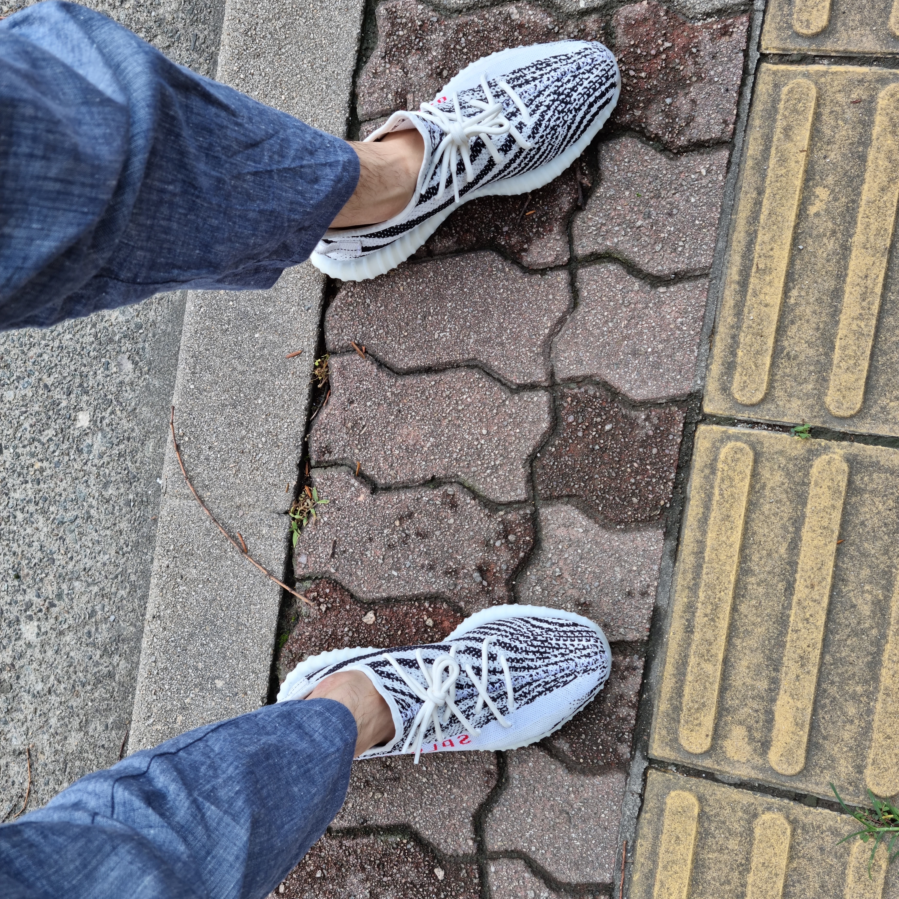 Adidas Yeezy Boost 350 V2 Zebra 2017/2019/2020 착용 스타일