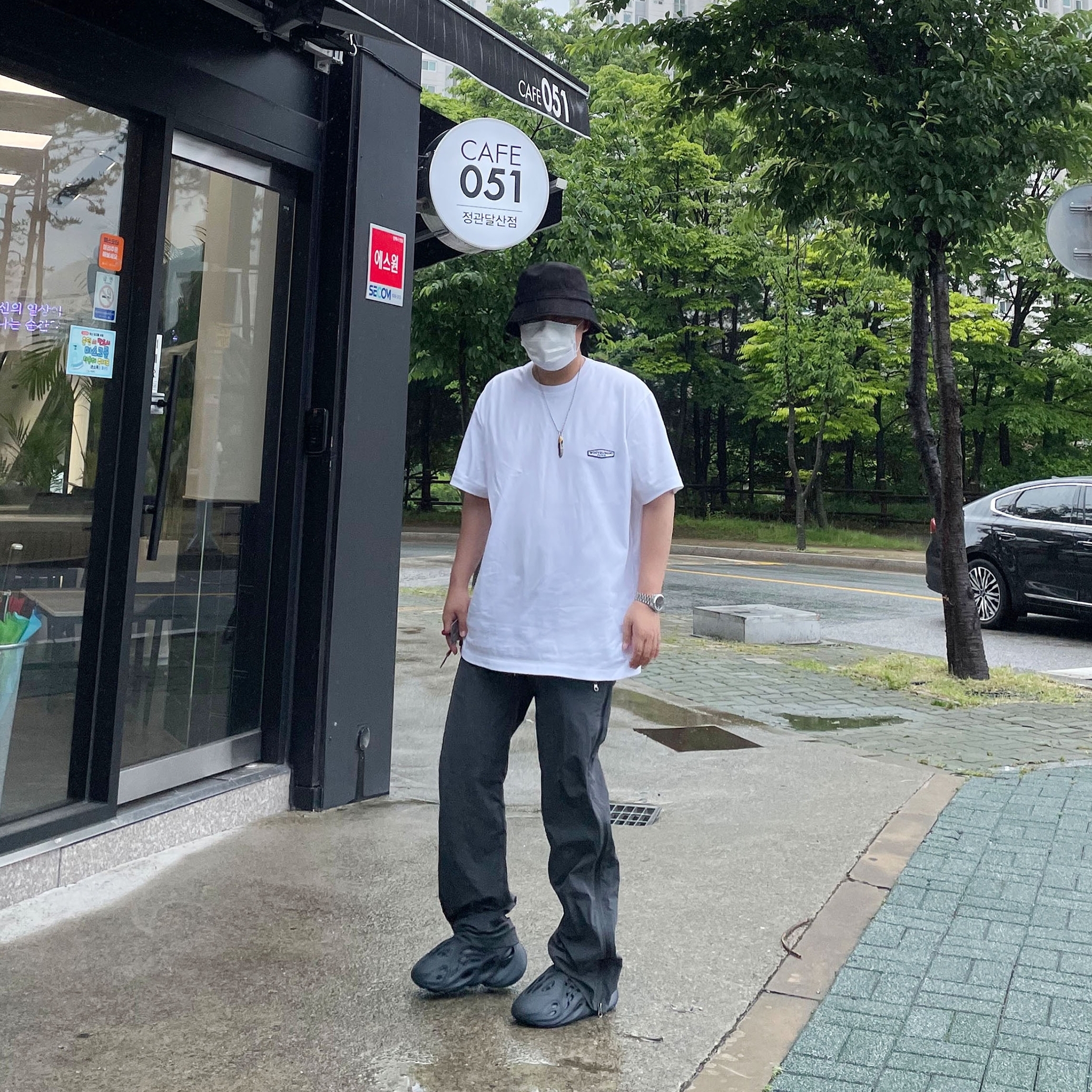Adidas Yeezy Foam RNNR Mineral Blue 착용 스타일