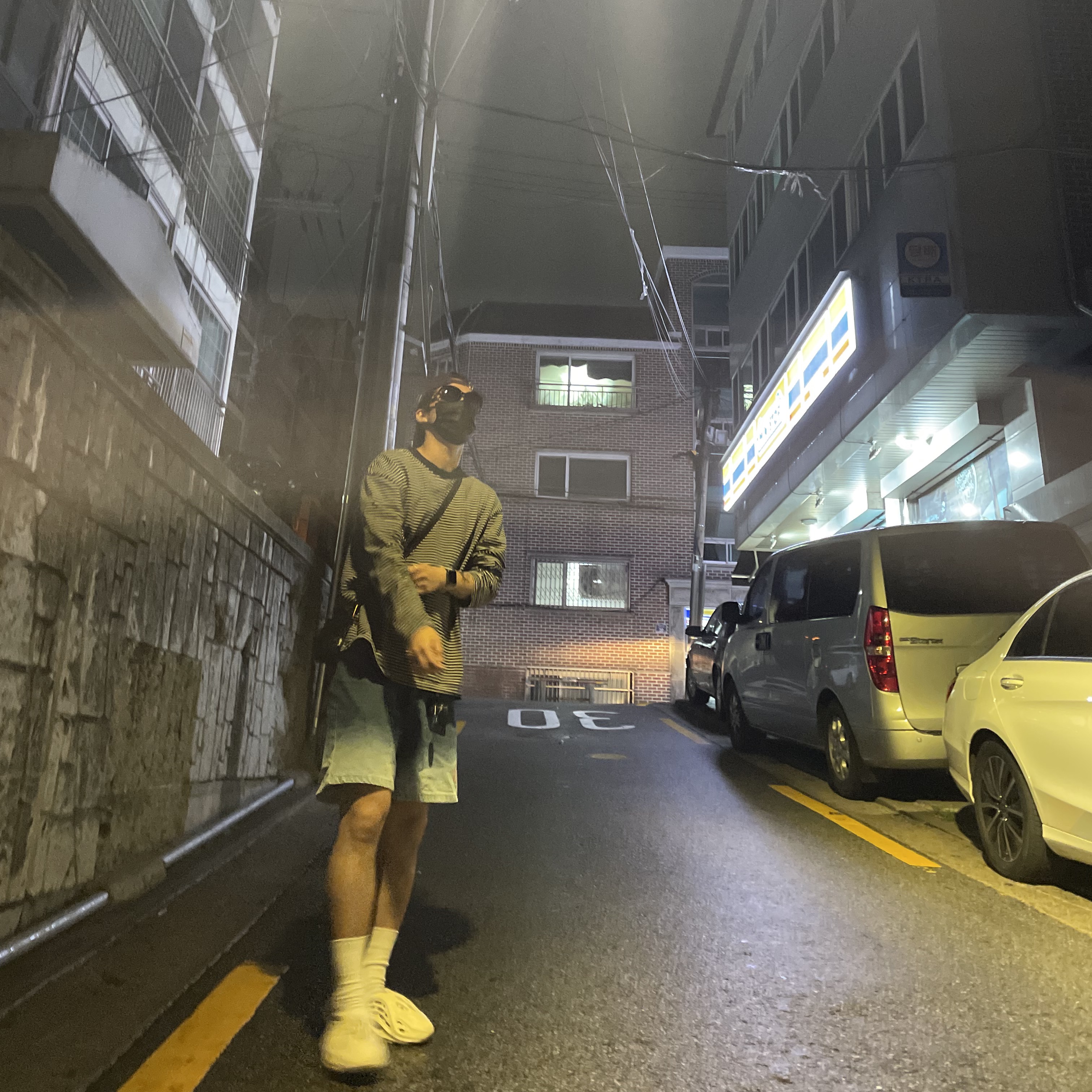 Adidas Yeezy Foam RNNR Sand 착용 스타일 - 1