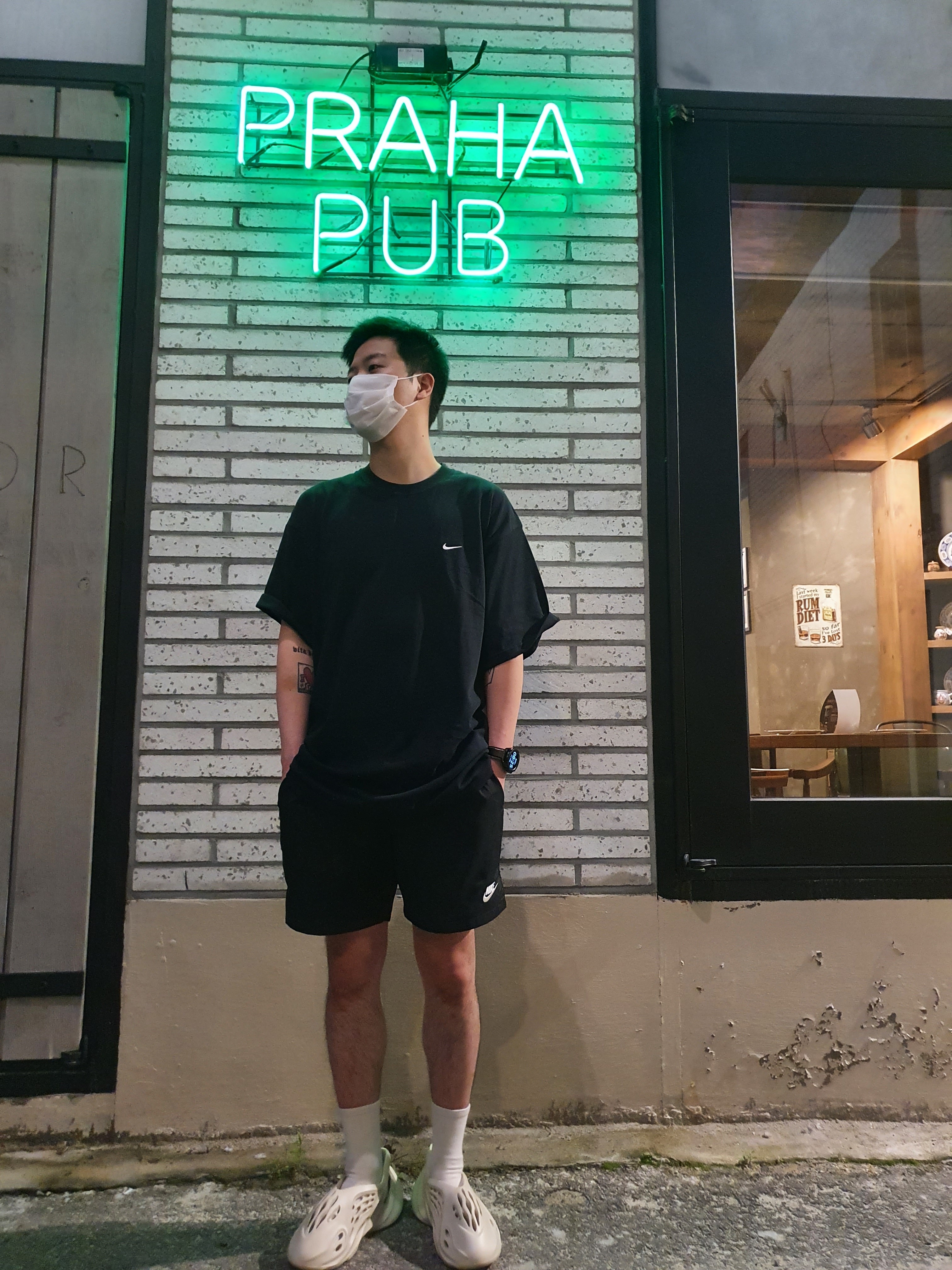 Nike NRG Solo Swoosh T-Shirt Black - US/EU, Adidas Yeezy Foam RNNR Sand 착용 스타일