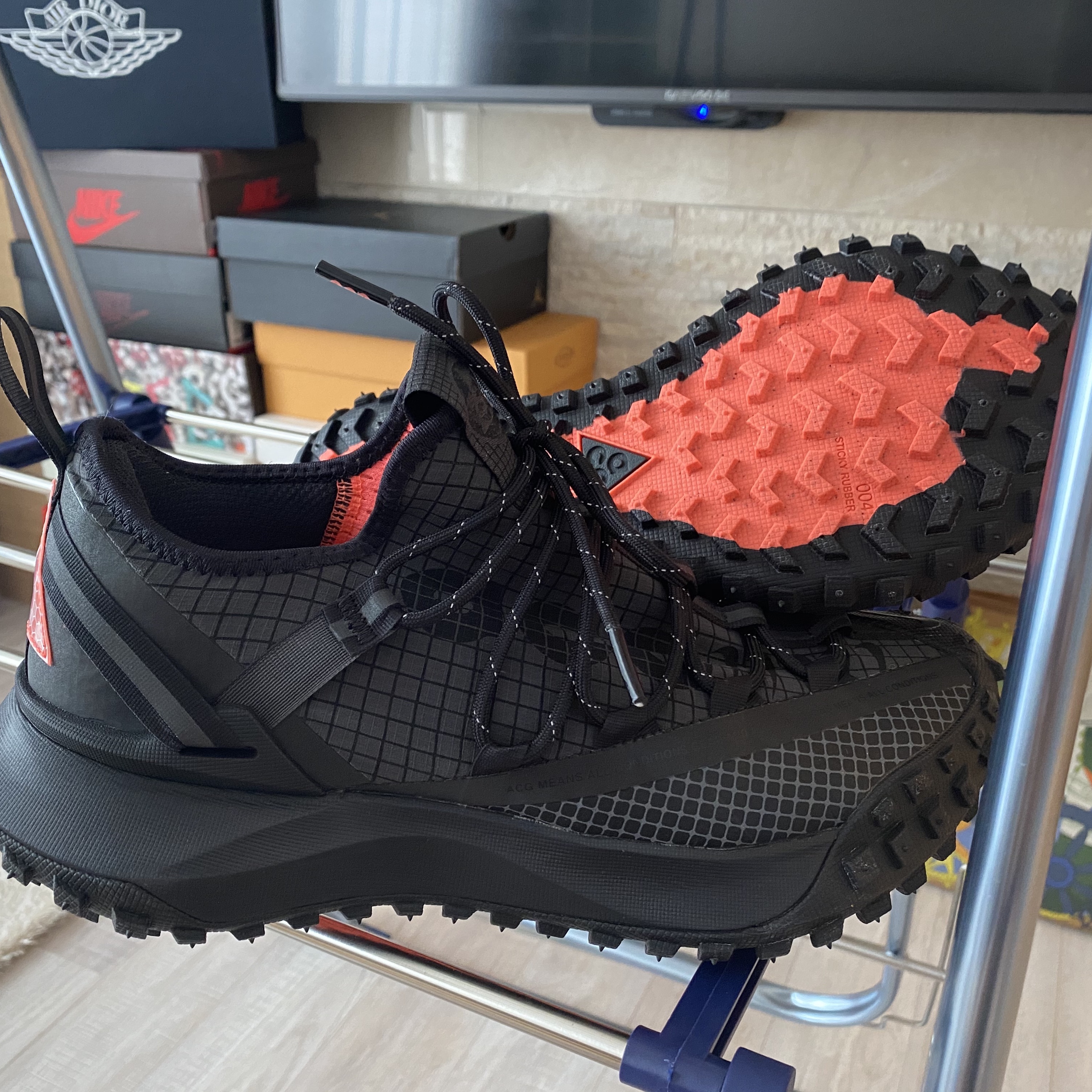 Nike ACG Mountain Fly Low Anthracite 착용 스타일