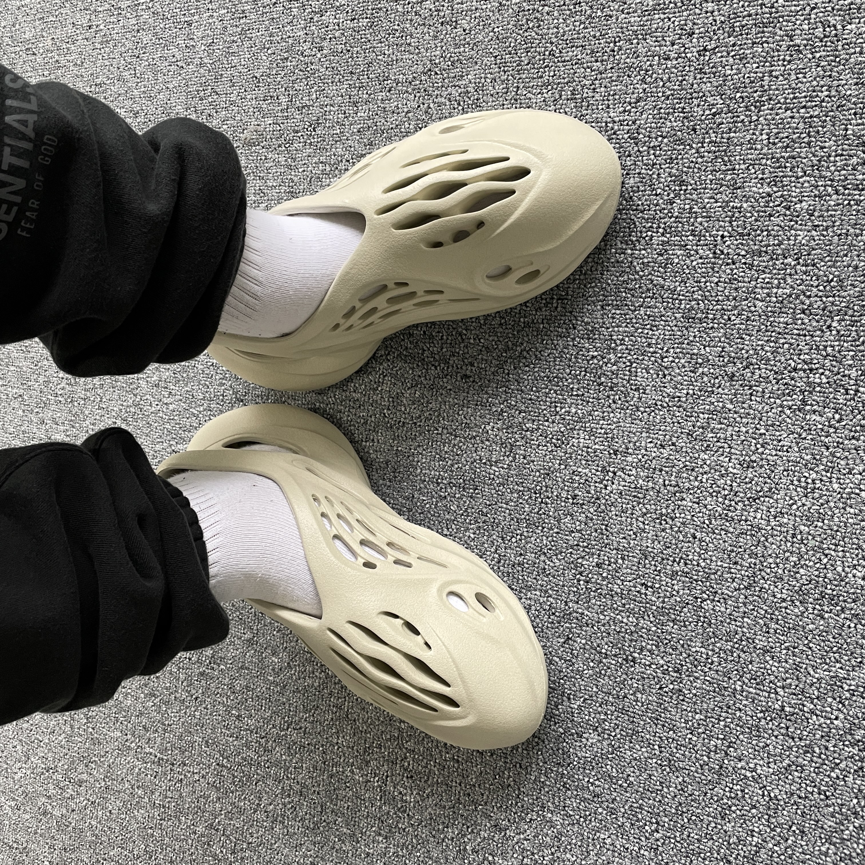 Adidas Yeezy Foam RNNR Sand, Essentials Twill Jacket Khaki - 21SS 착용 스타일 - 2