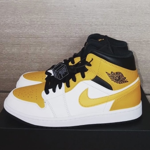 Jordan 1 Mid White University Gold 착용 스타일