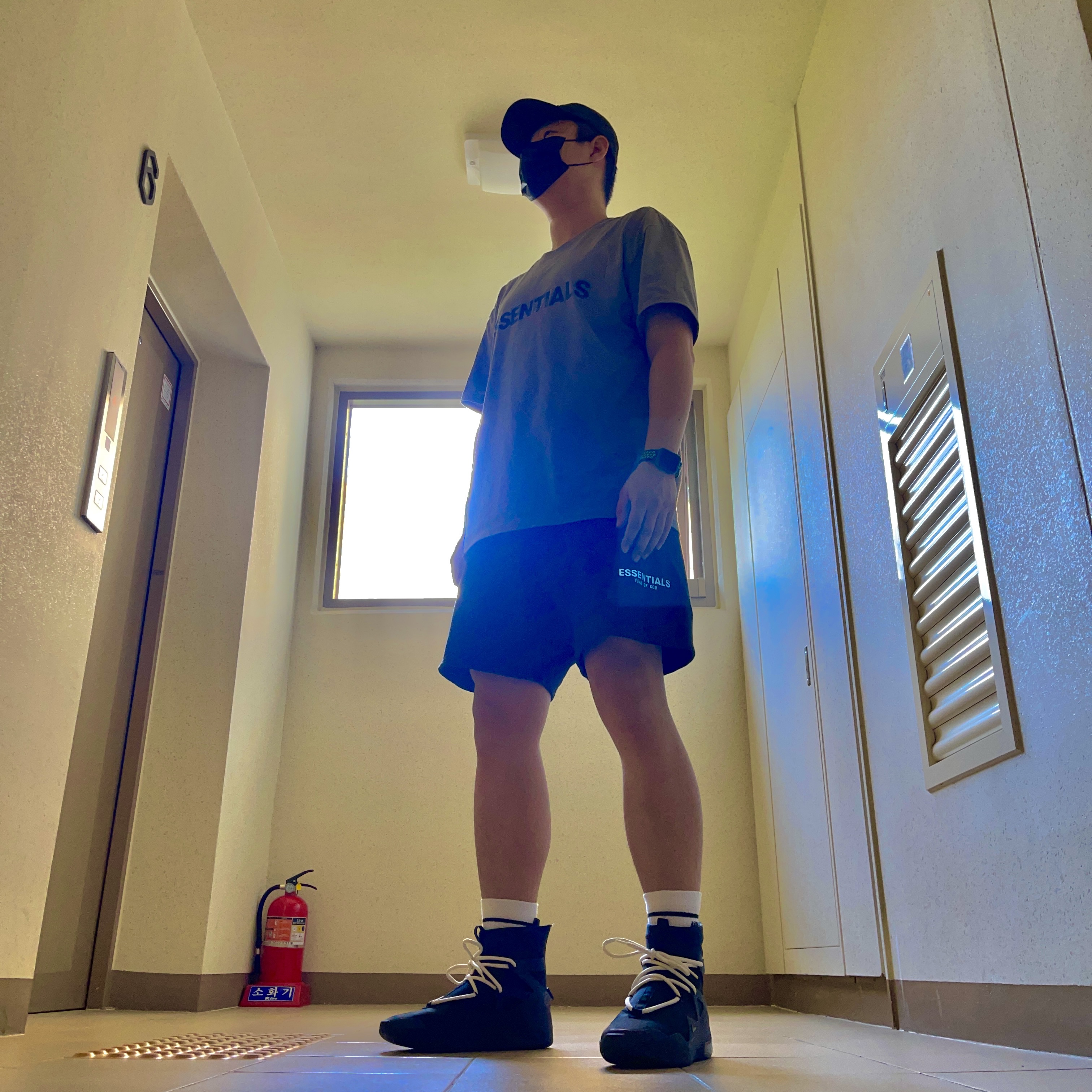 Nike x Fear of God Air Fear of God 1 Triple Black, Essentials Sweatshorts Black 2020 착용 스타일