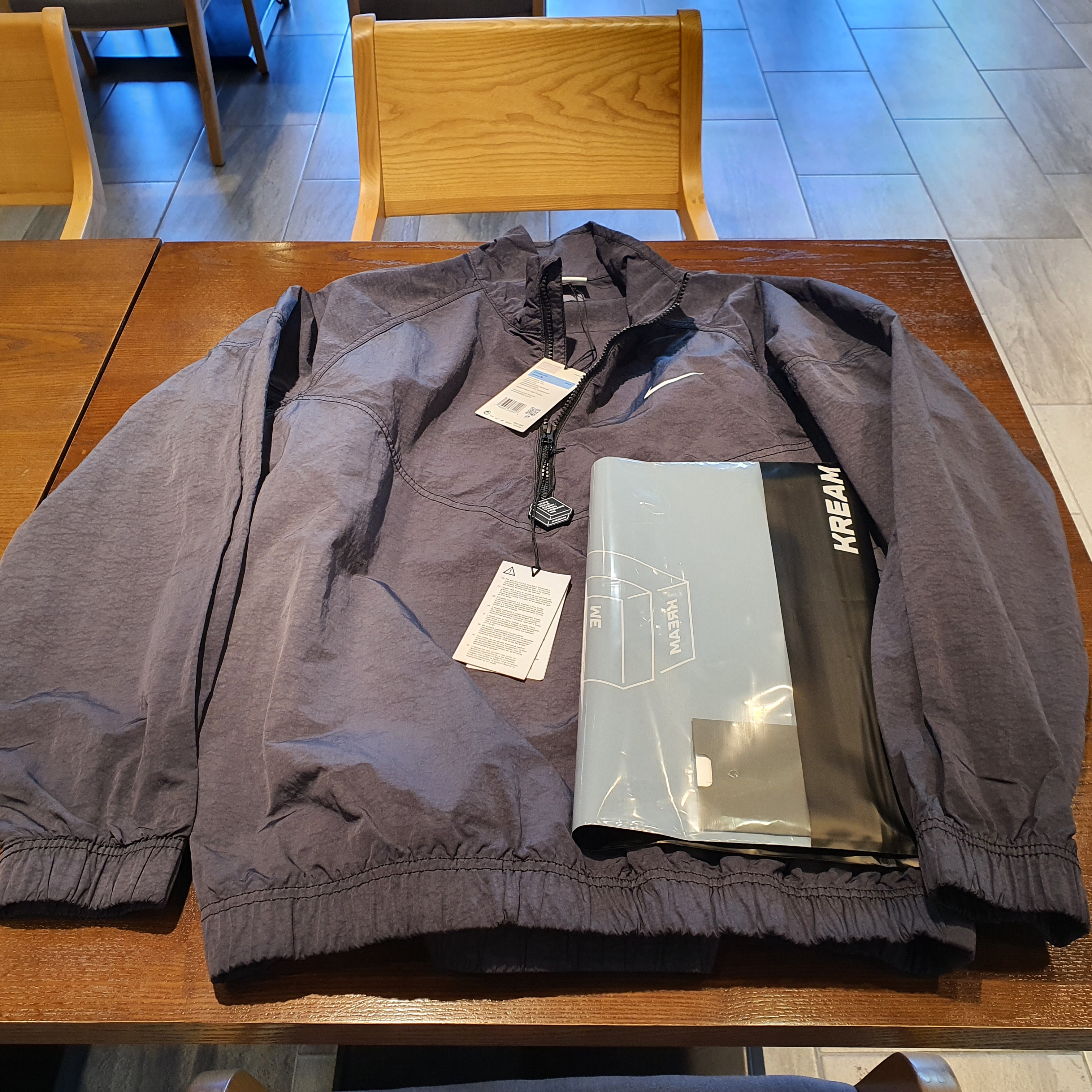 Nike x Stussy Windrunner Jacket Off Noir, Nike x Stussy Windrunner Jacket Habanero Red 착용 스타일 - 1