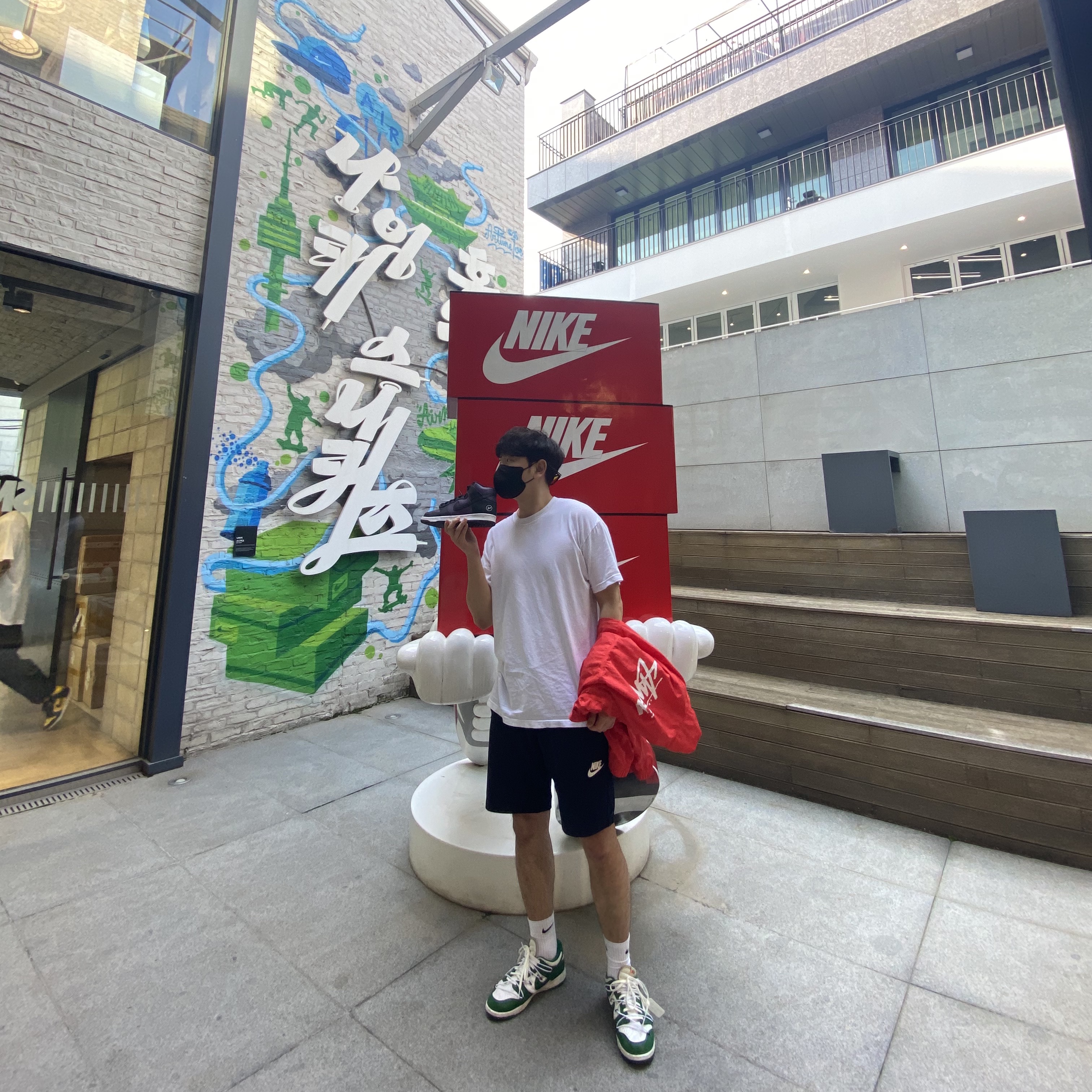 Nike x Stussy Windrunner Jacket Habanero Red, Nike x Off-White Dunk Low Pine Green 착용 스타일