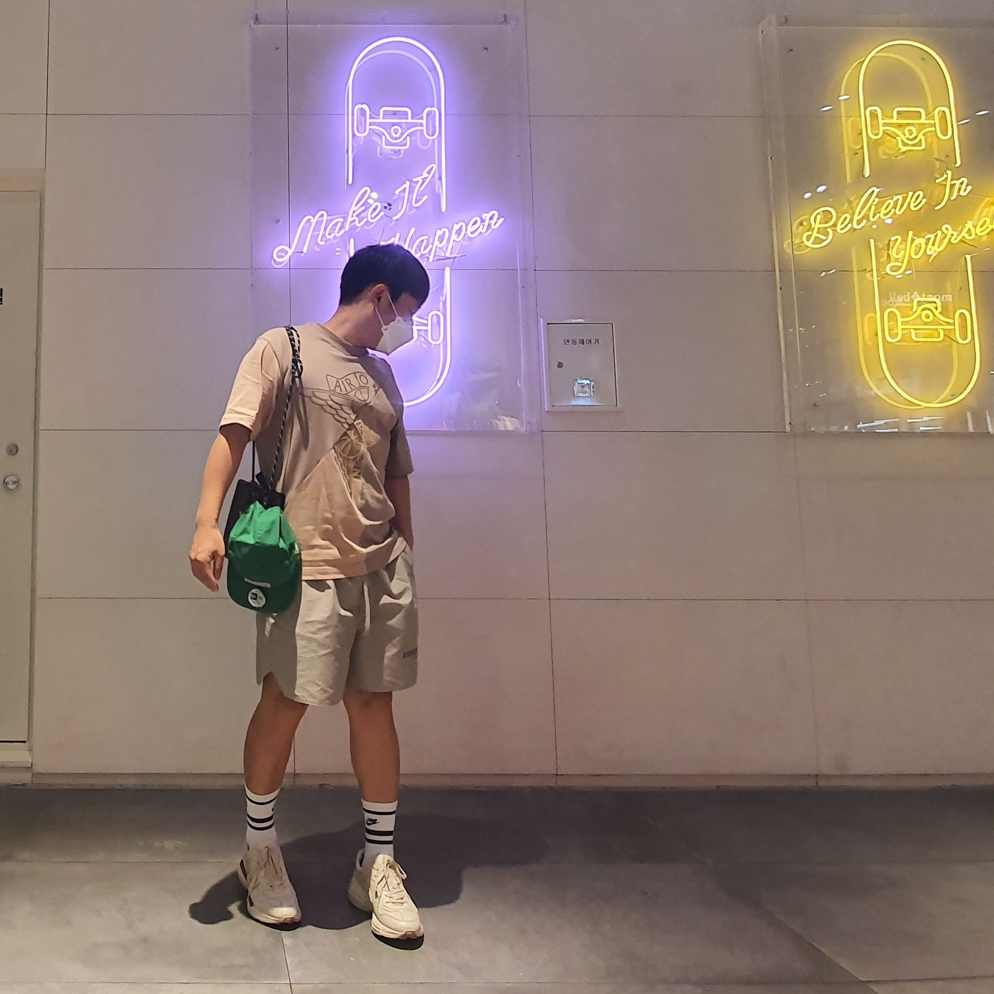 Gucci Rhyton Leather Sneakers Logo, Essentials Volley Shorts Taupe - 20FW 착용 스타일