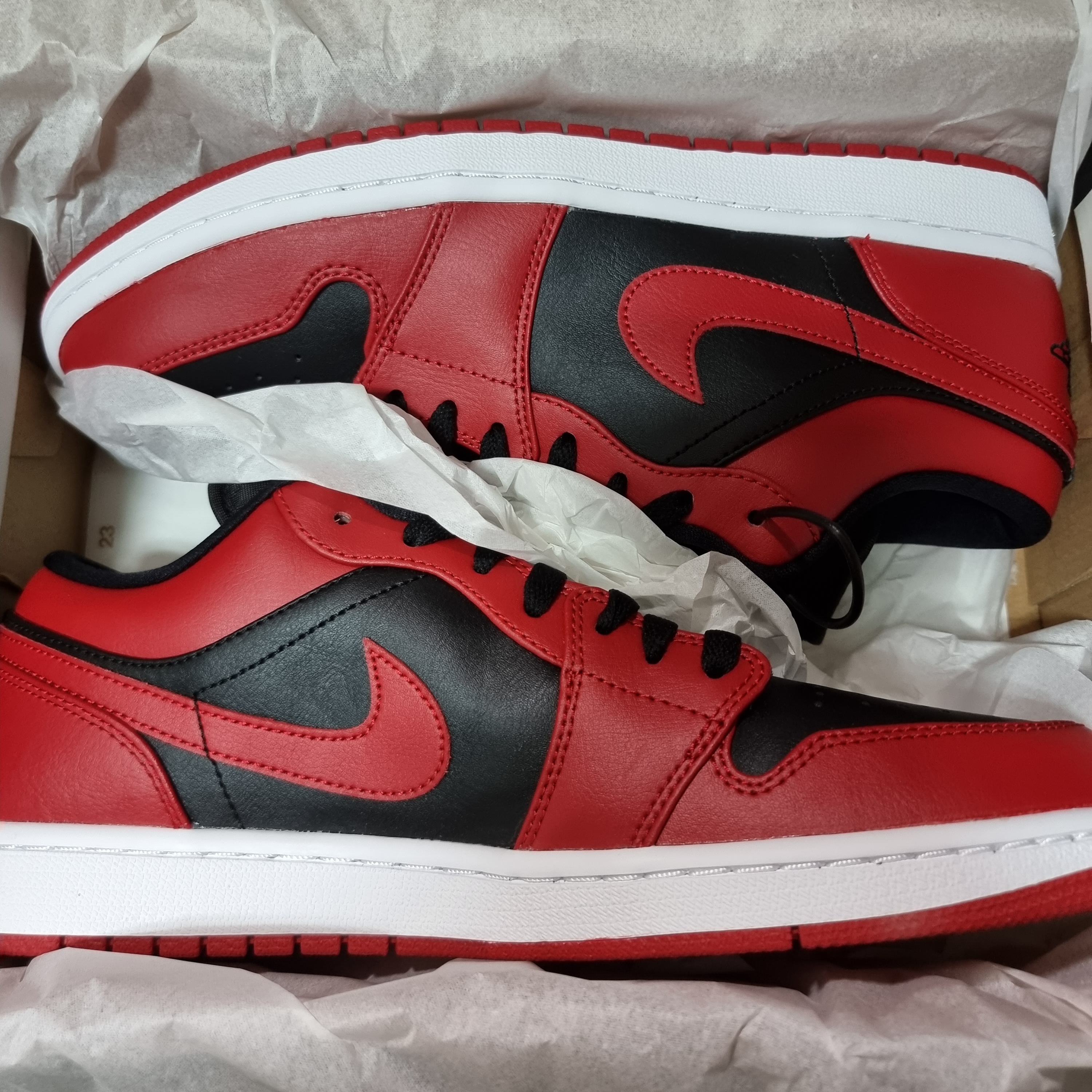Jordan 1 Low Varsity Red 착용 스타일