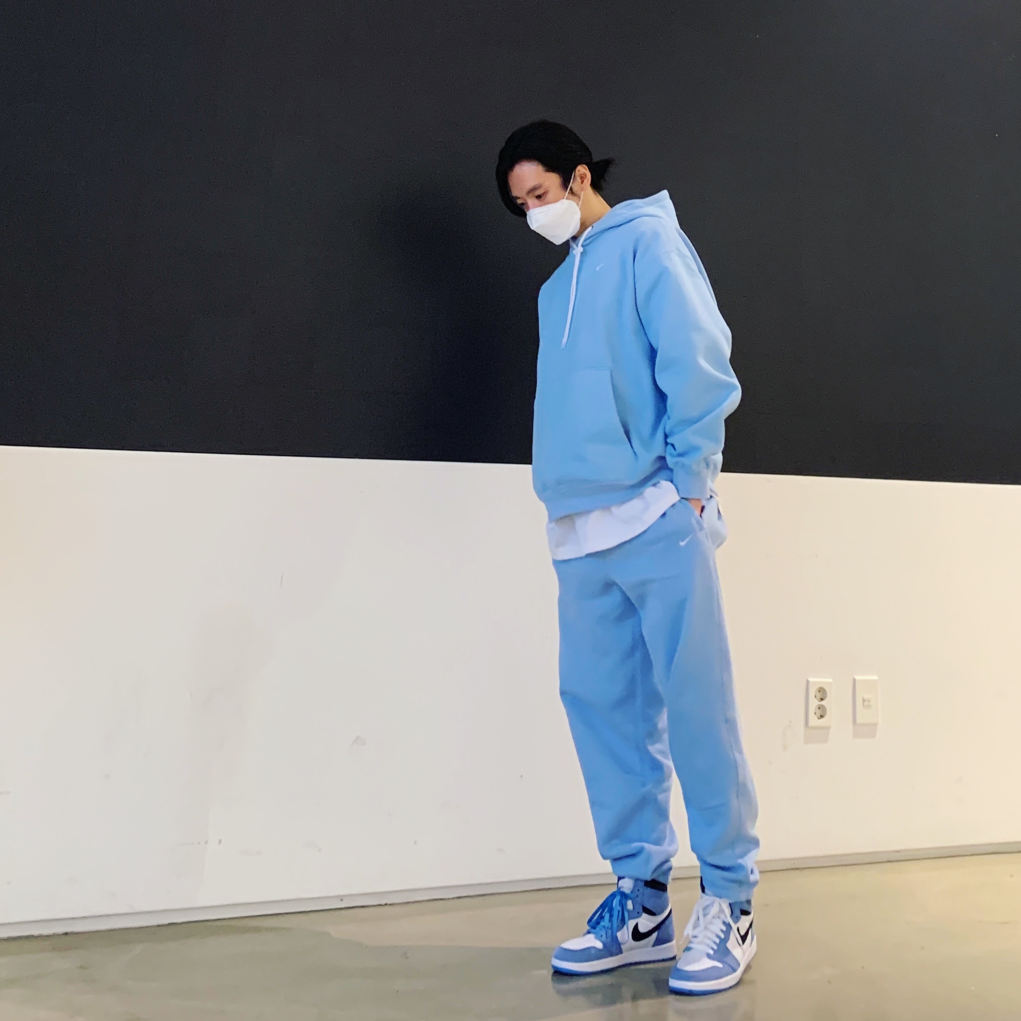 Jordan 1 Retro High OG University Blue, Nike M NRG Hoodie Psychic Blue 착용 스타일 - 1