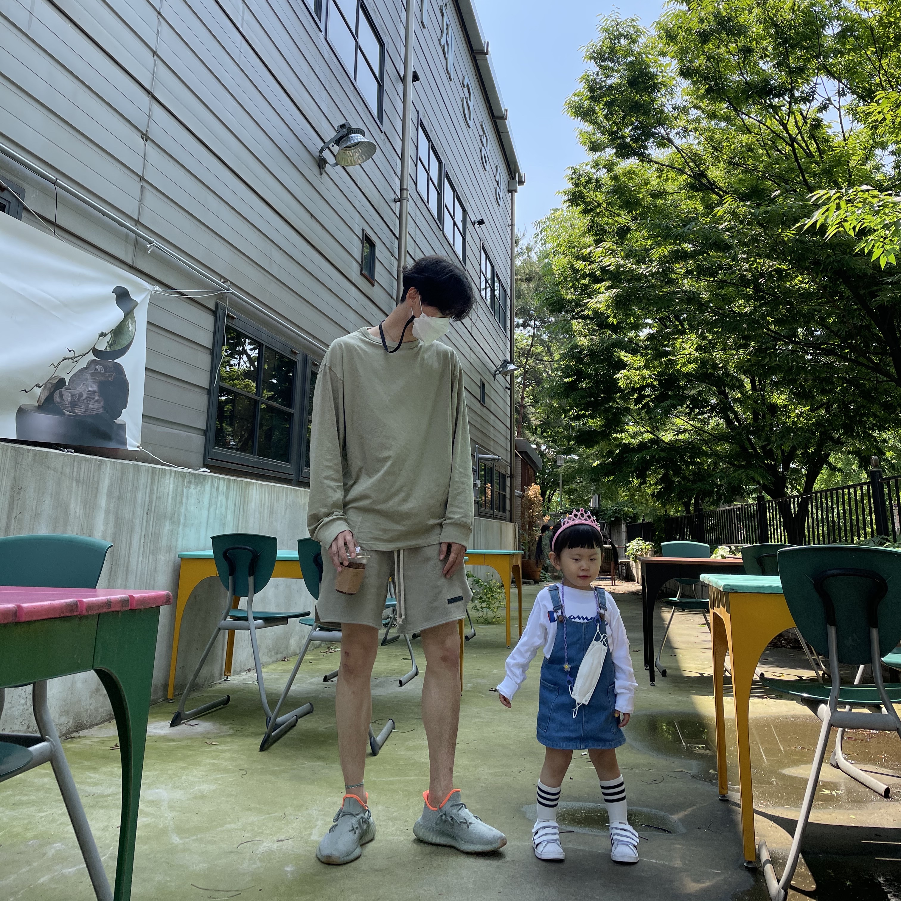 Adidas Yeezy Boost 350 V2 Desert Sage 착용 스타일 - 2