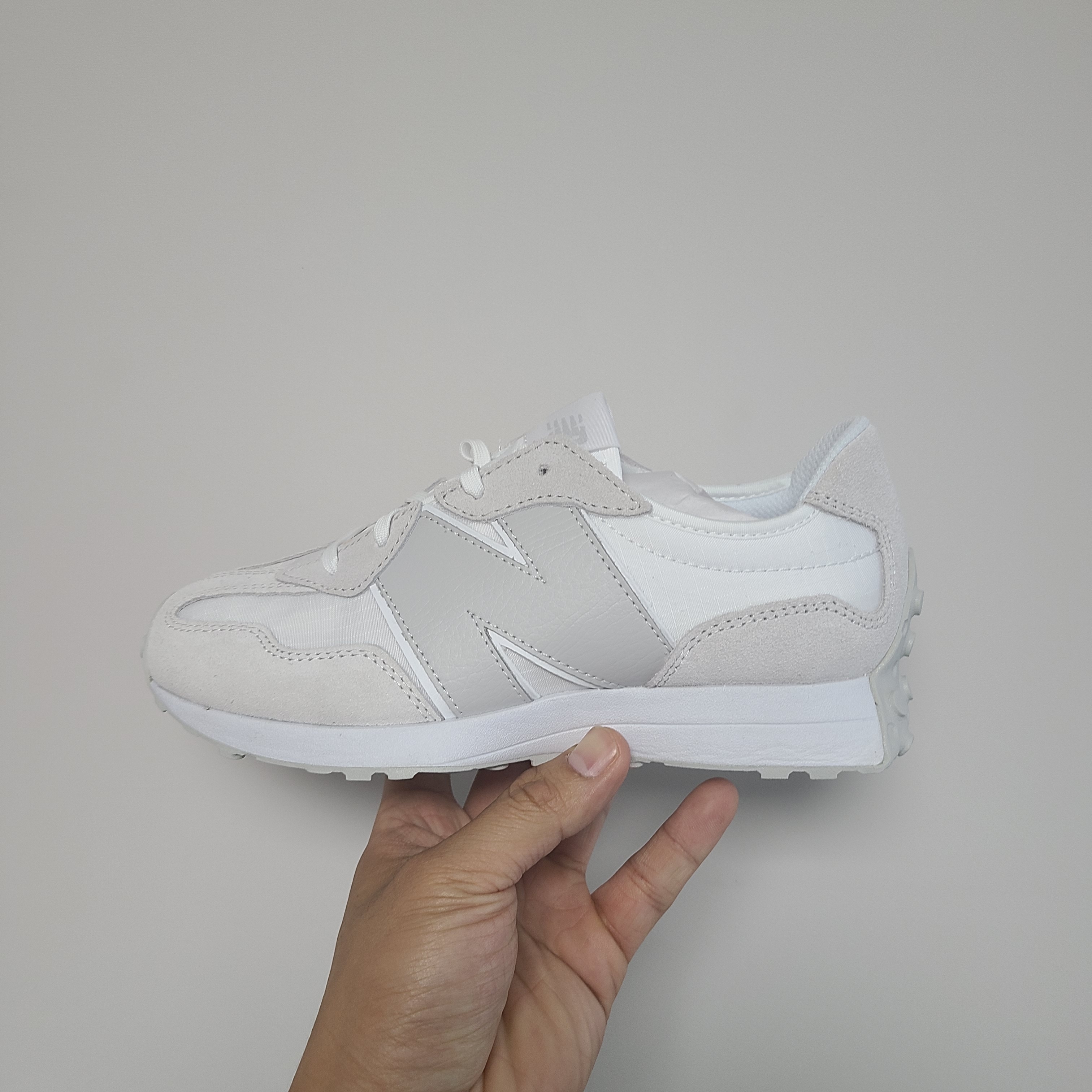 (GS) New Balance 327 White Grey - JD Sports Exclusive 착용 스타일 - 1