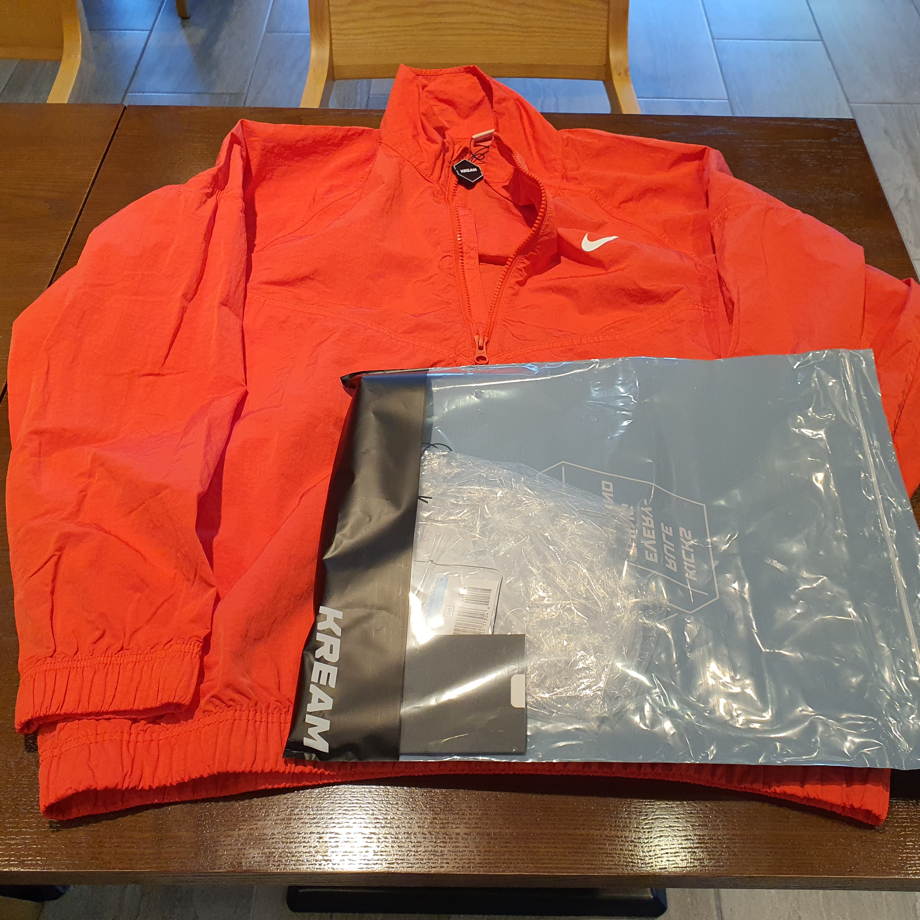 Nike x Stussy Windrunner Jacket Off Noir, Nike x Stussy Windrunner Jacket Habanero Red 착용 스타일 - 2