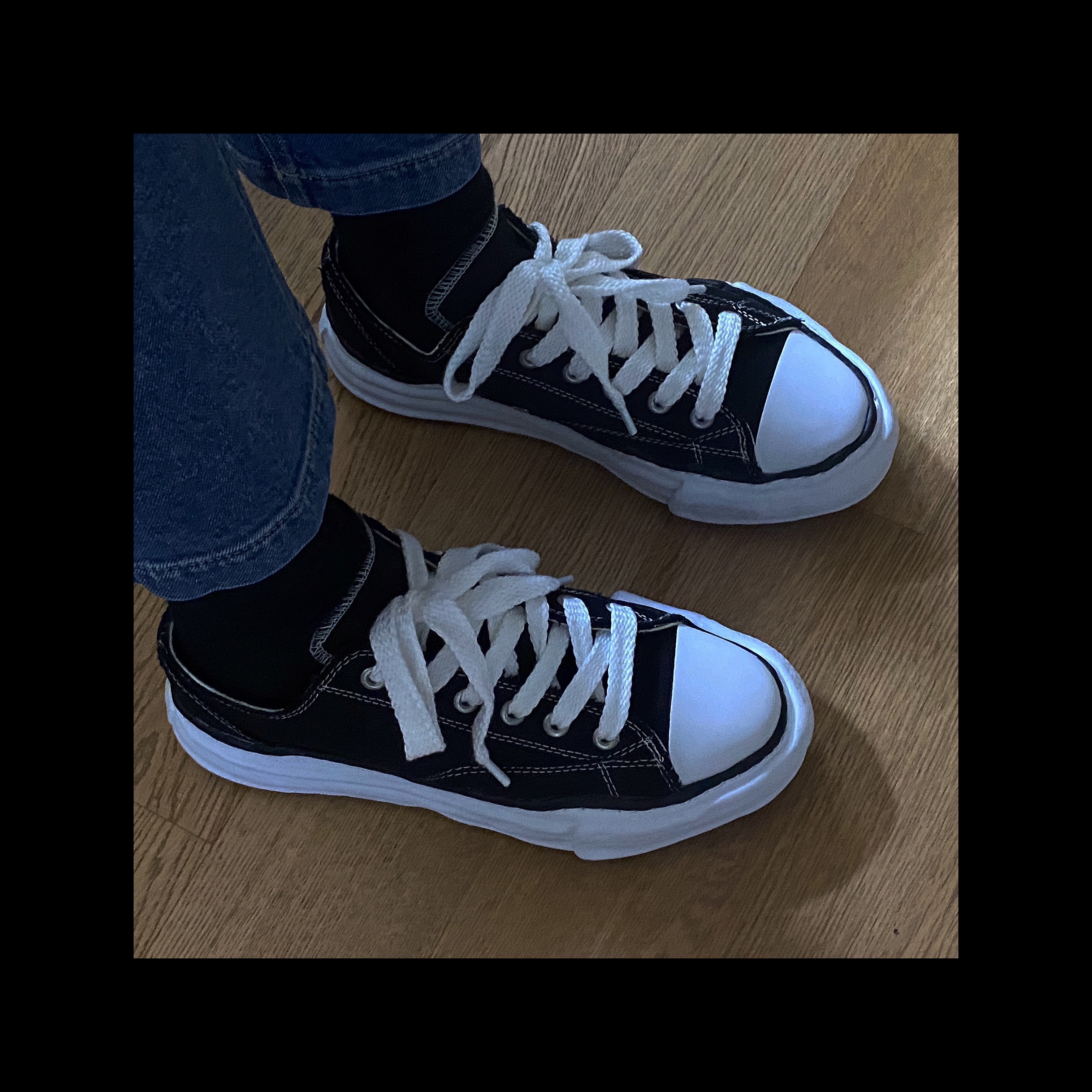 Maison Mihara Yasuhiro Peterson OG Sole Canvas Low Sneakers Black 착용 스타일