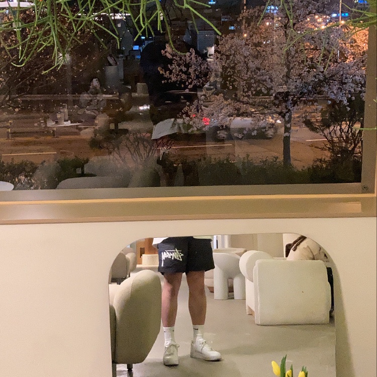 Nike x Stussy Water Shorts Off Noir, Nike x Stussy Windrunner Jacket Off Noir 착용 스타일