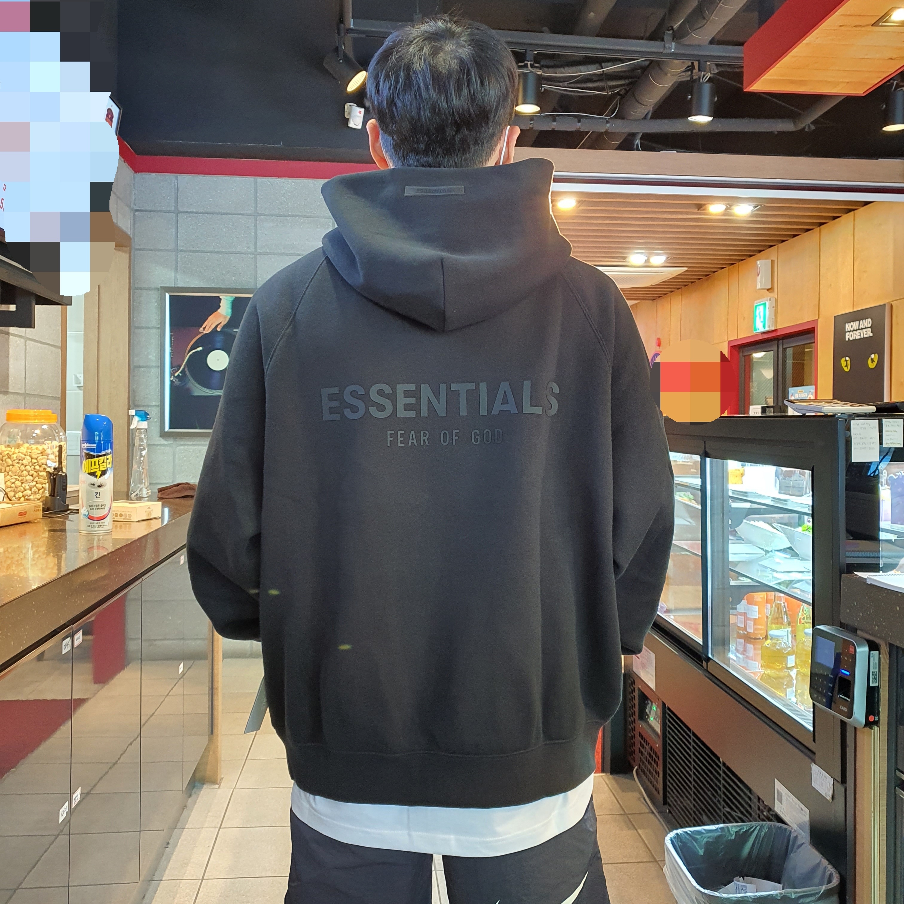 Essentials Pull-Over Hoodie Black - 21SS, Palace Tri-Flag T-Shirt White - 21SS 착용 스타일