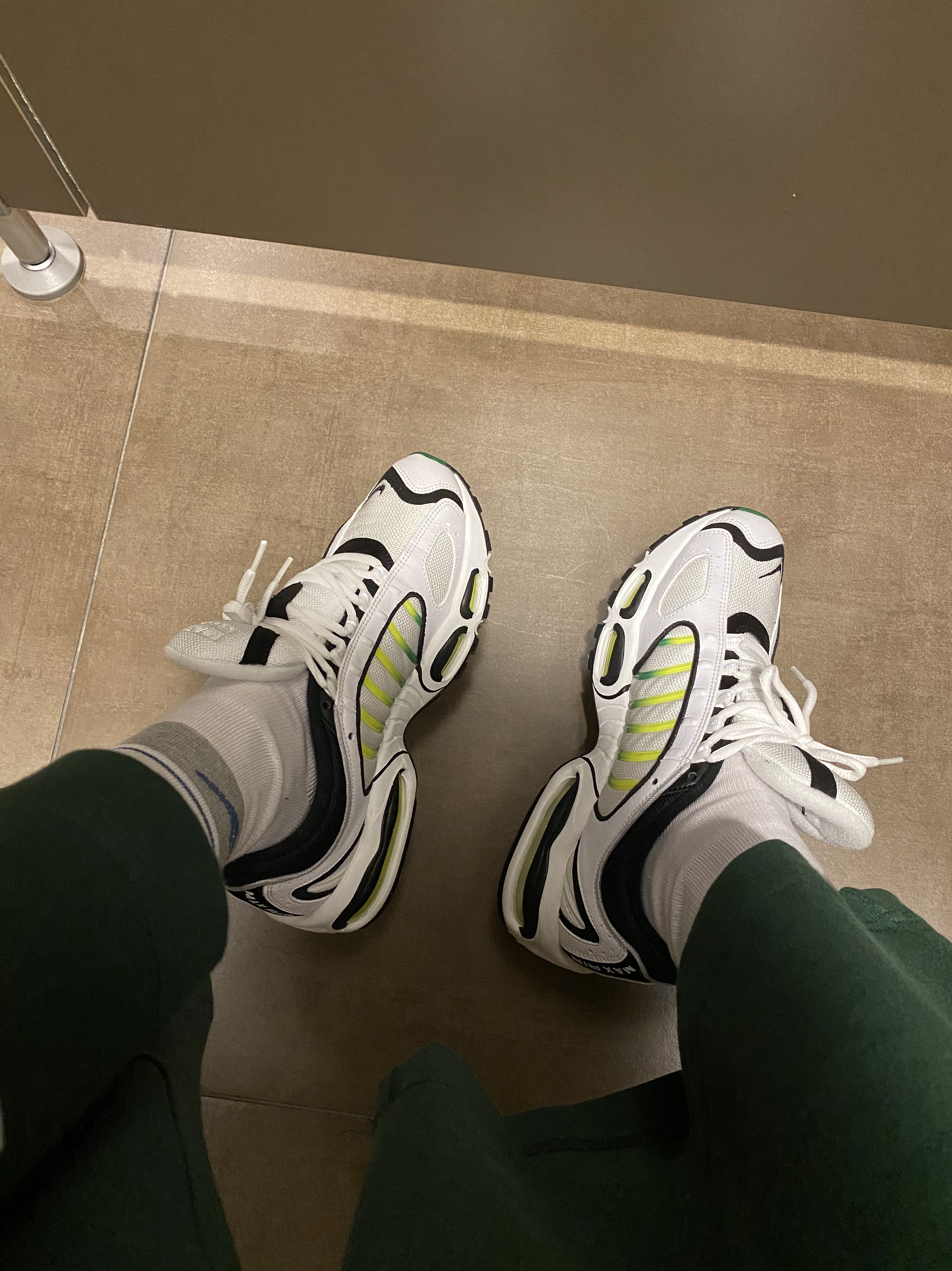 Nike Air Max Tailwind 4 White Volt Black 착용 스타일 - 4