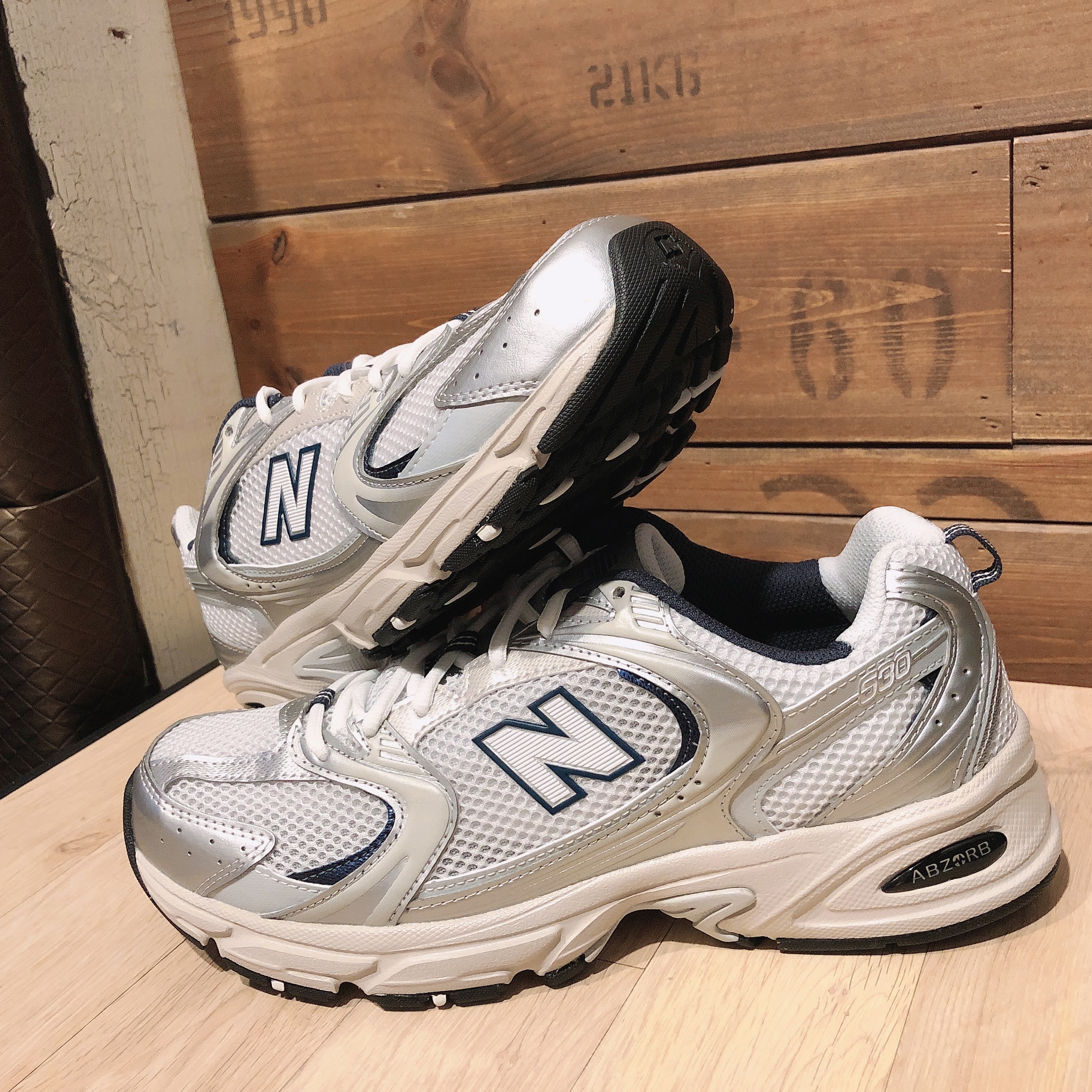 New Balance 530 Steel Grey 착용 스타일 - 1