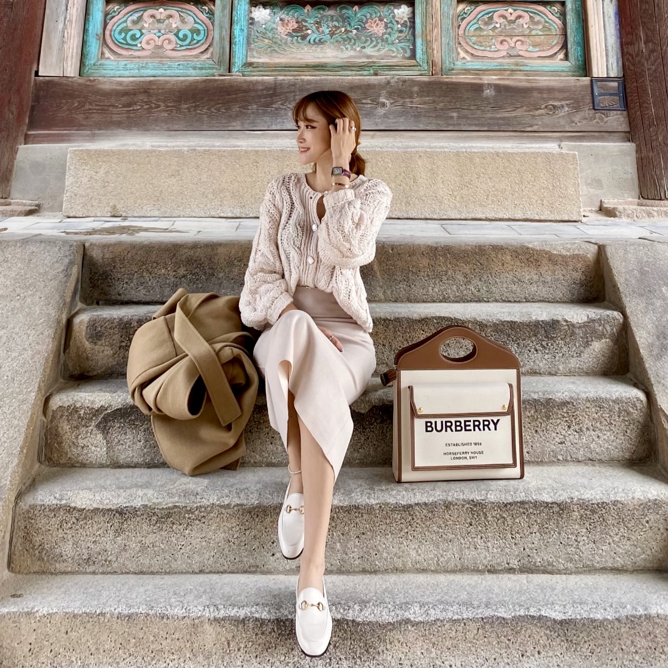 Burberry Mini Two-Tone Canvas and Leather Pocket Bag Natural Malt Brown 착용 스타일 - 3