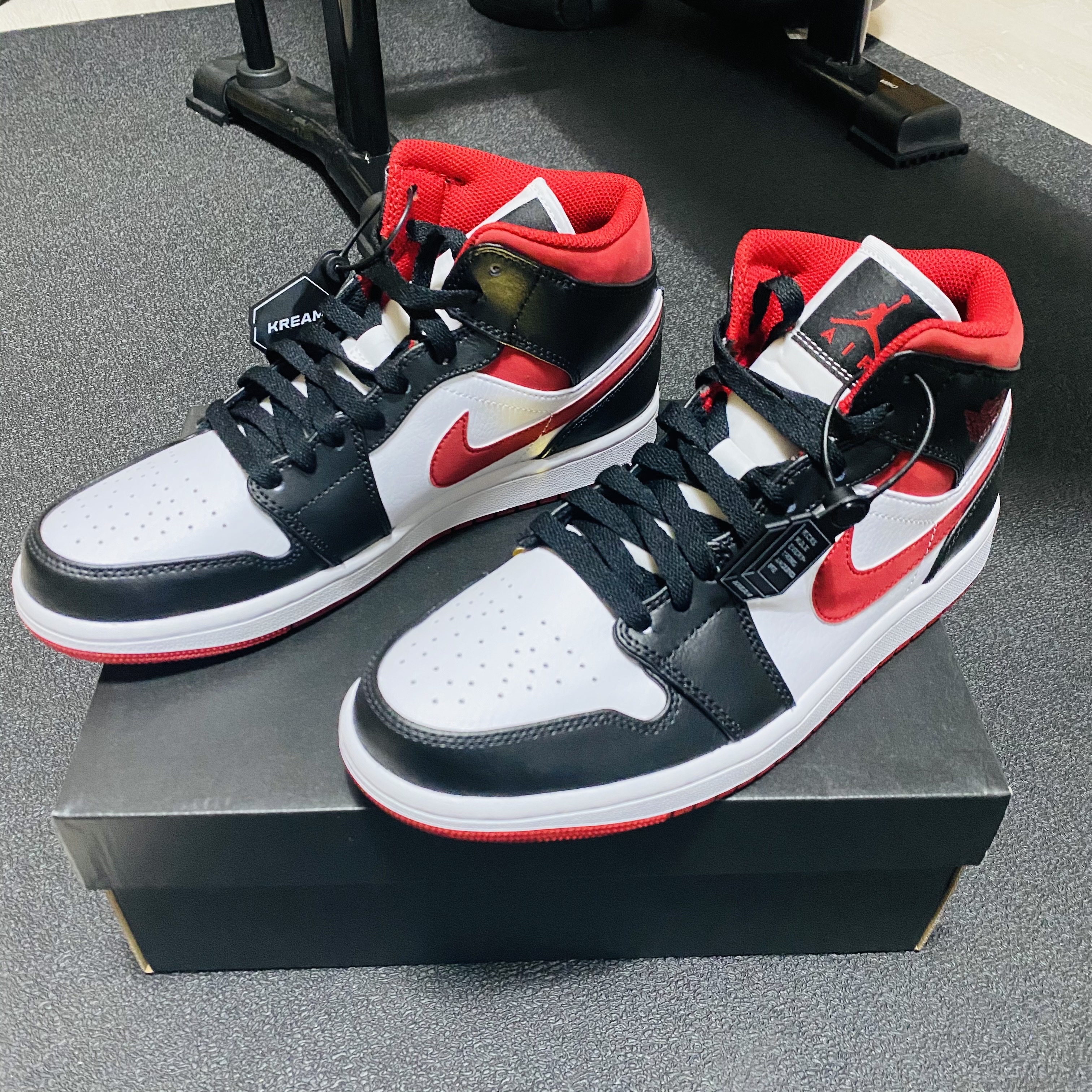 Jordan 1 Mid Gym Red Black White 착용 스타일