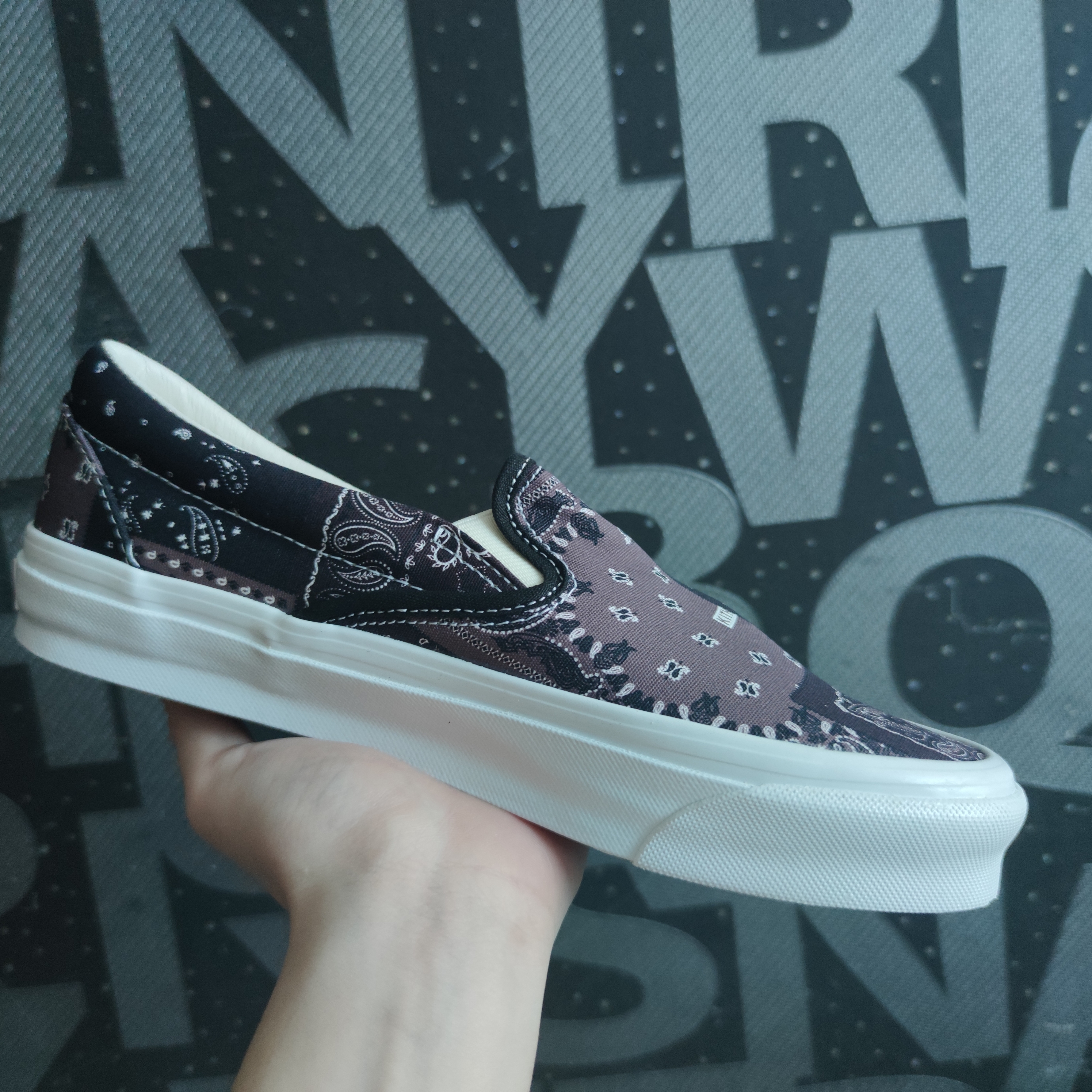 Vans Vault x Kith 10th Anniversary OG Classic Slip-On LX Bandana Moonless Night 착용 스타일 - 2