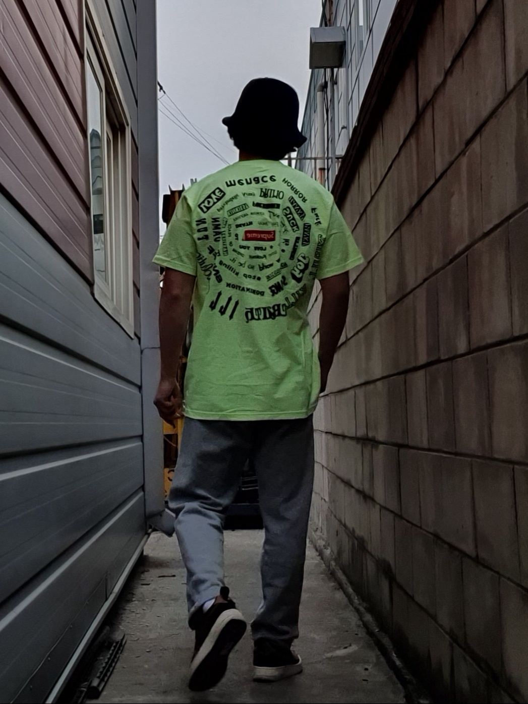 Nike Futura Corduroy Bucket Black, Supreme Spiral T-Shirt Bright Yellow - 21SS 착용 스타일