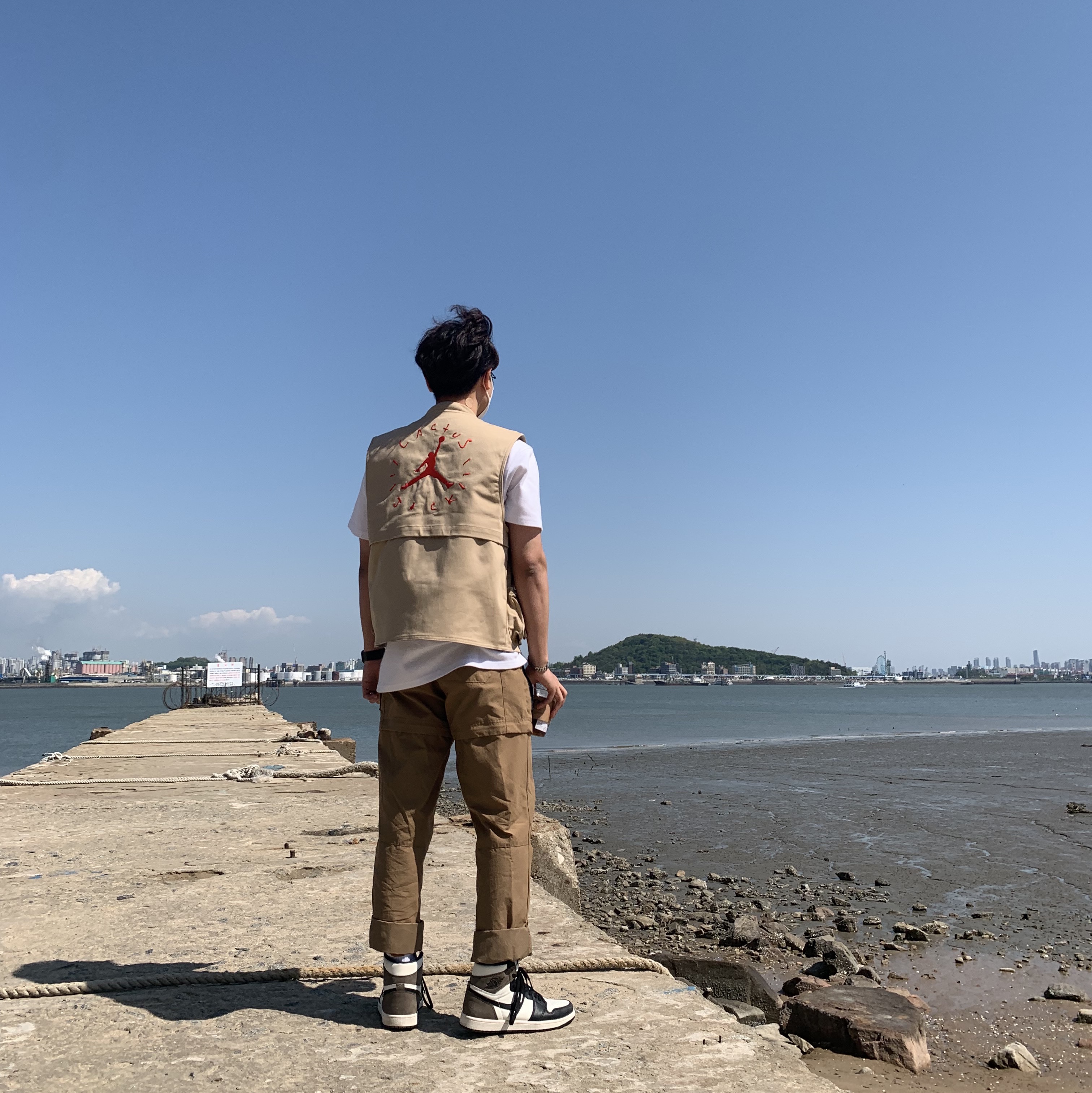 Jordan 1 Retro High OG Black Mocha, Jordan x Travis Scott Utility Vest - Asia 착용 스타일