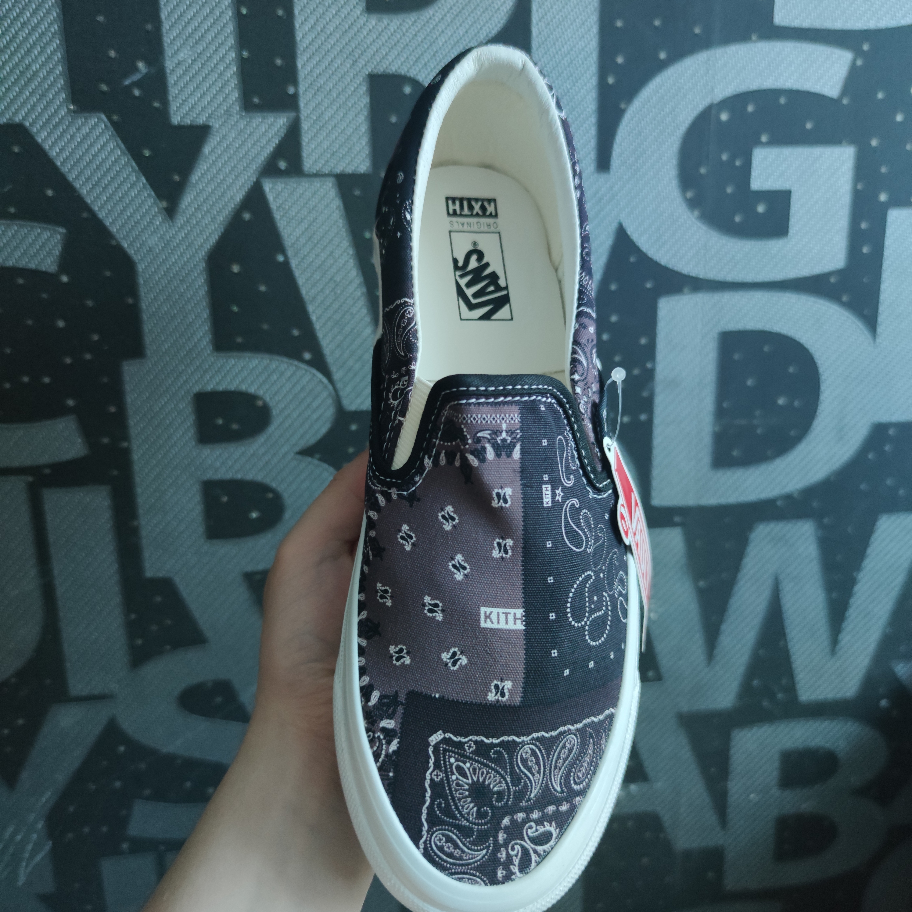 Vans Vault x Kith 10th Anniversary OG Classic Slip-On LX Bandana Moonless Night 착용 스타일 - 3